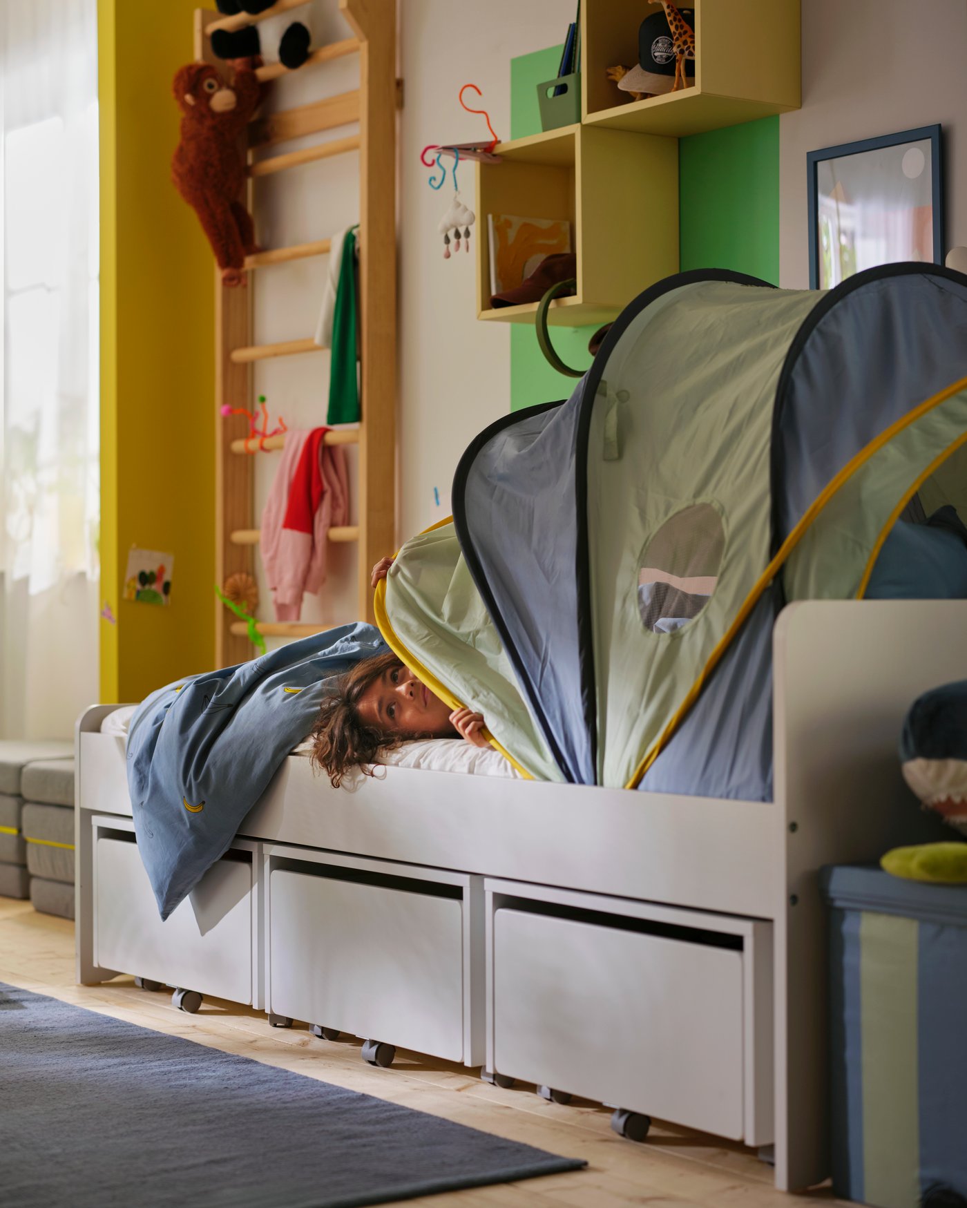 Una cama con un dosel ELDFLUGA cubriendo la cabecera de la cama.