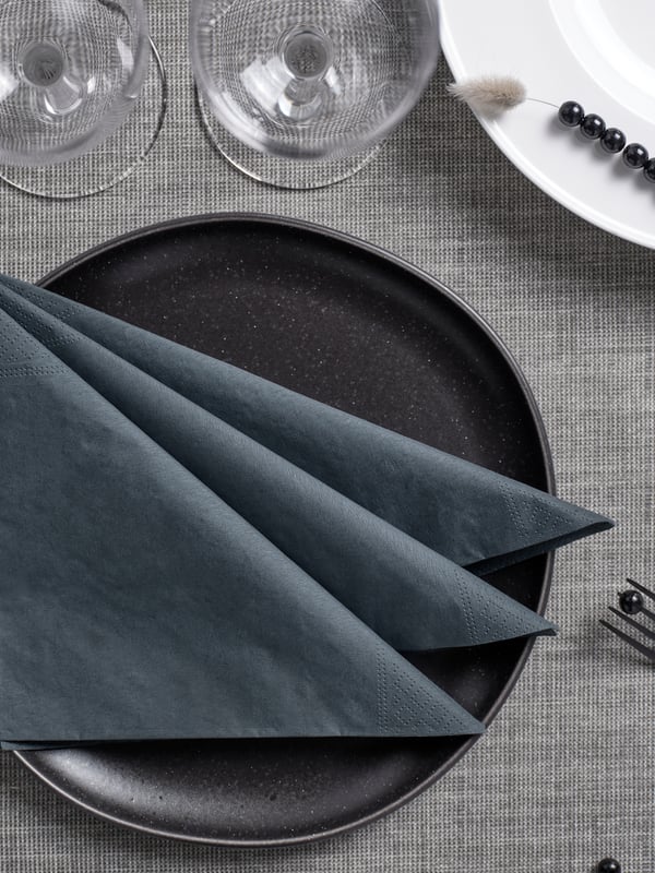 냅킨과 접시가 놓인 사