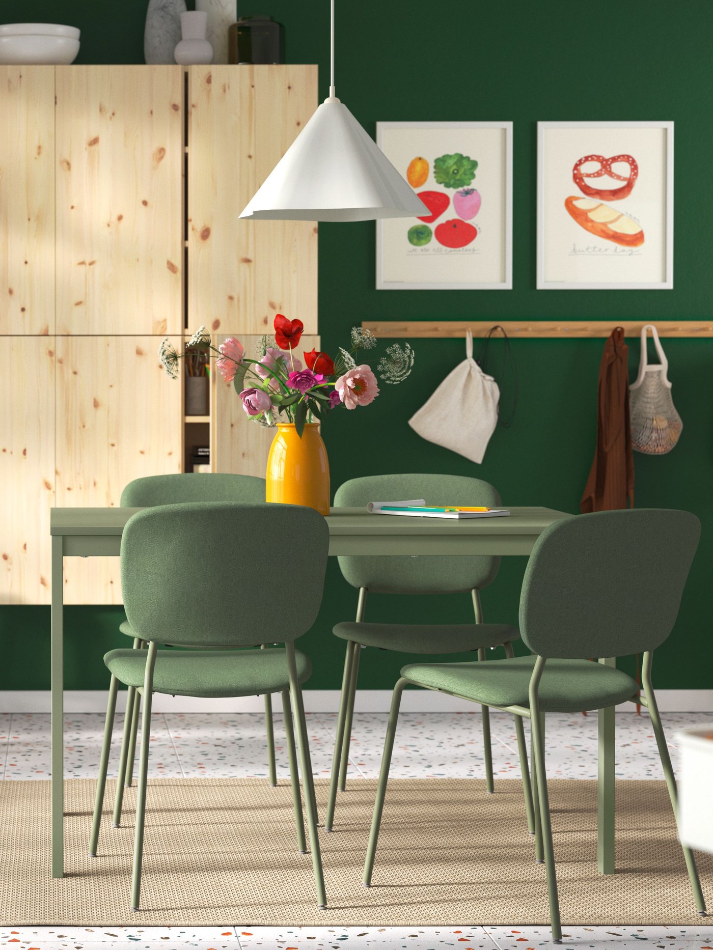 Et grønt VIHALS udtræksbord med grønne stole.