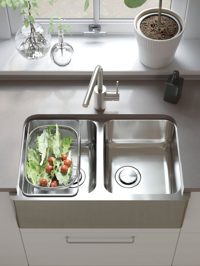 A contemporary and spacious kitchen IKEA