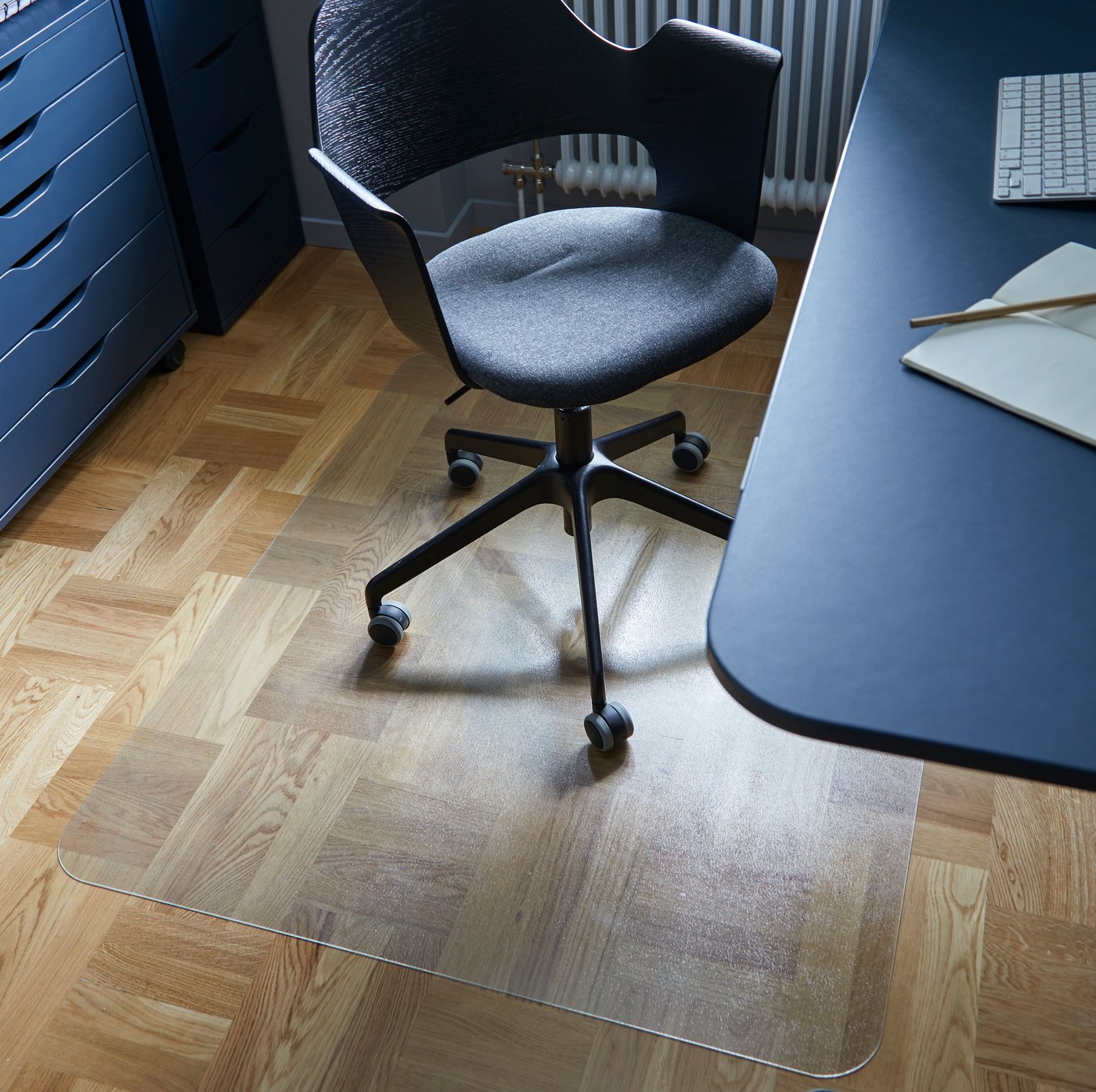 A black stained ash veneer/Gunnared dark grey FJÄLLBERGET conference chair with castors in the home office