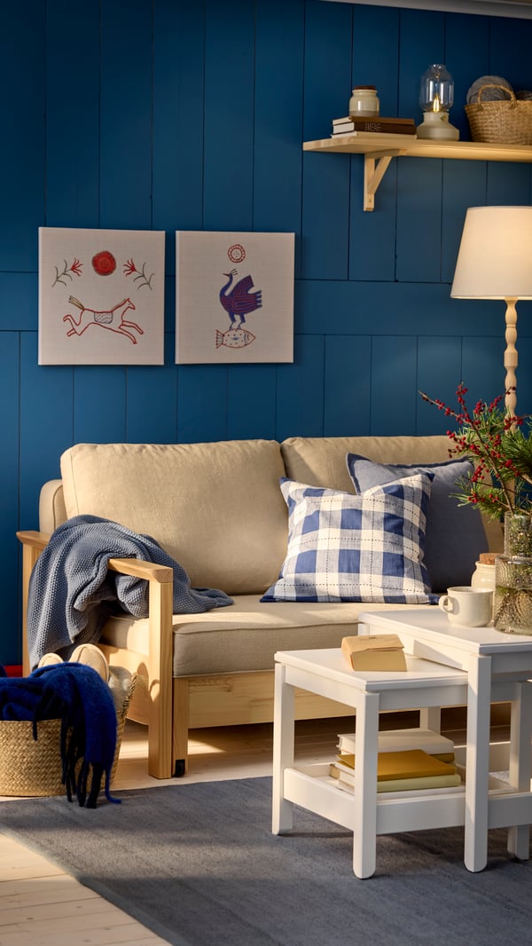 An ash/white KINNAHULT floor lamp in the living room