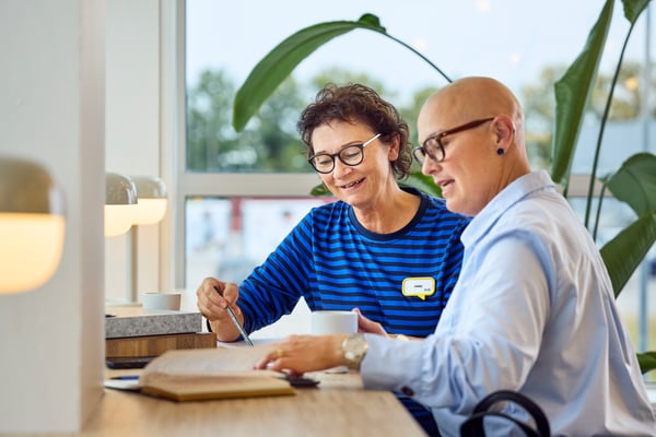 Клиент проводит консультацию с дизайнером.
