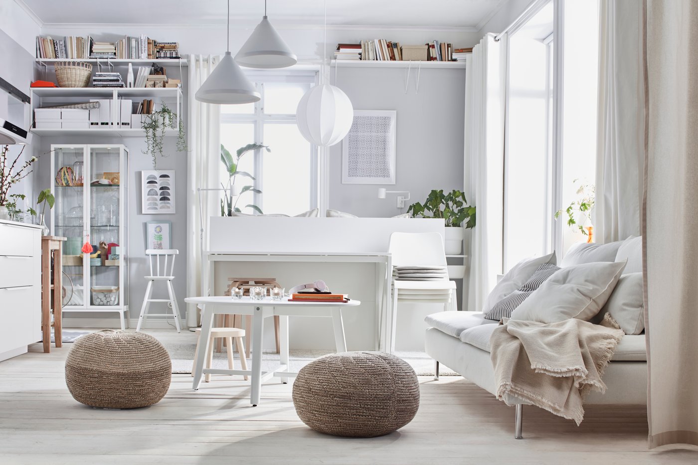 Un canapé KLIPPAN jaune agrémenté de deux coussins dans un salon coloré.