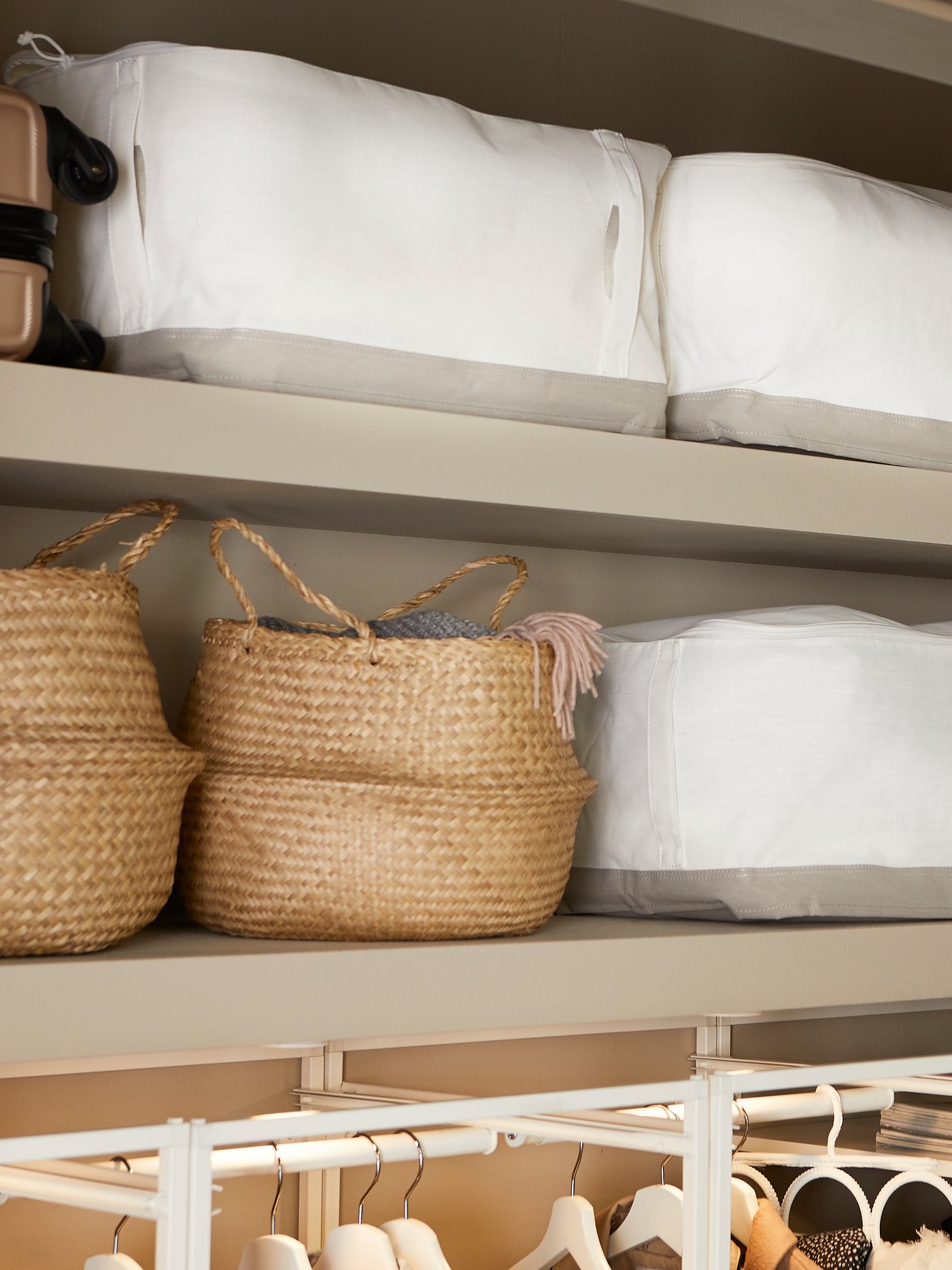 Canasto organizador de mimbre FLADIS sobre un closet junto a otras bolsas organizadoras.