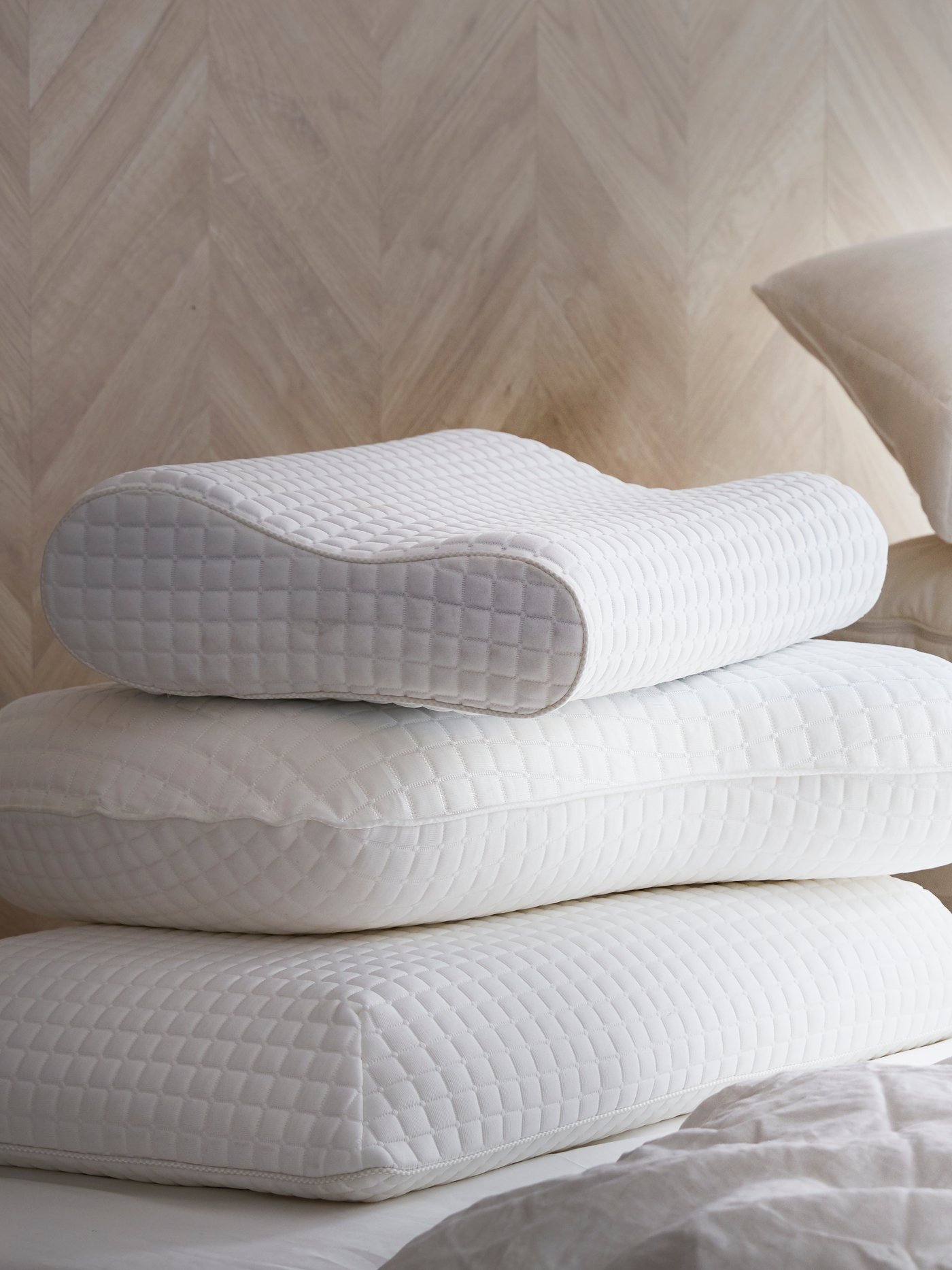 A KLUBBSPORRE ergonomic pillow, side/back sleeper in the bedroom