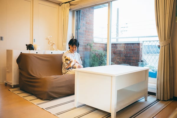 ソファで犬を抱く相談者