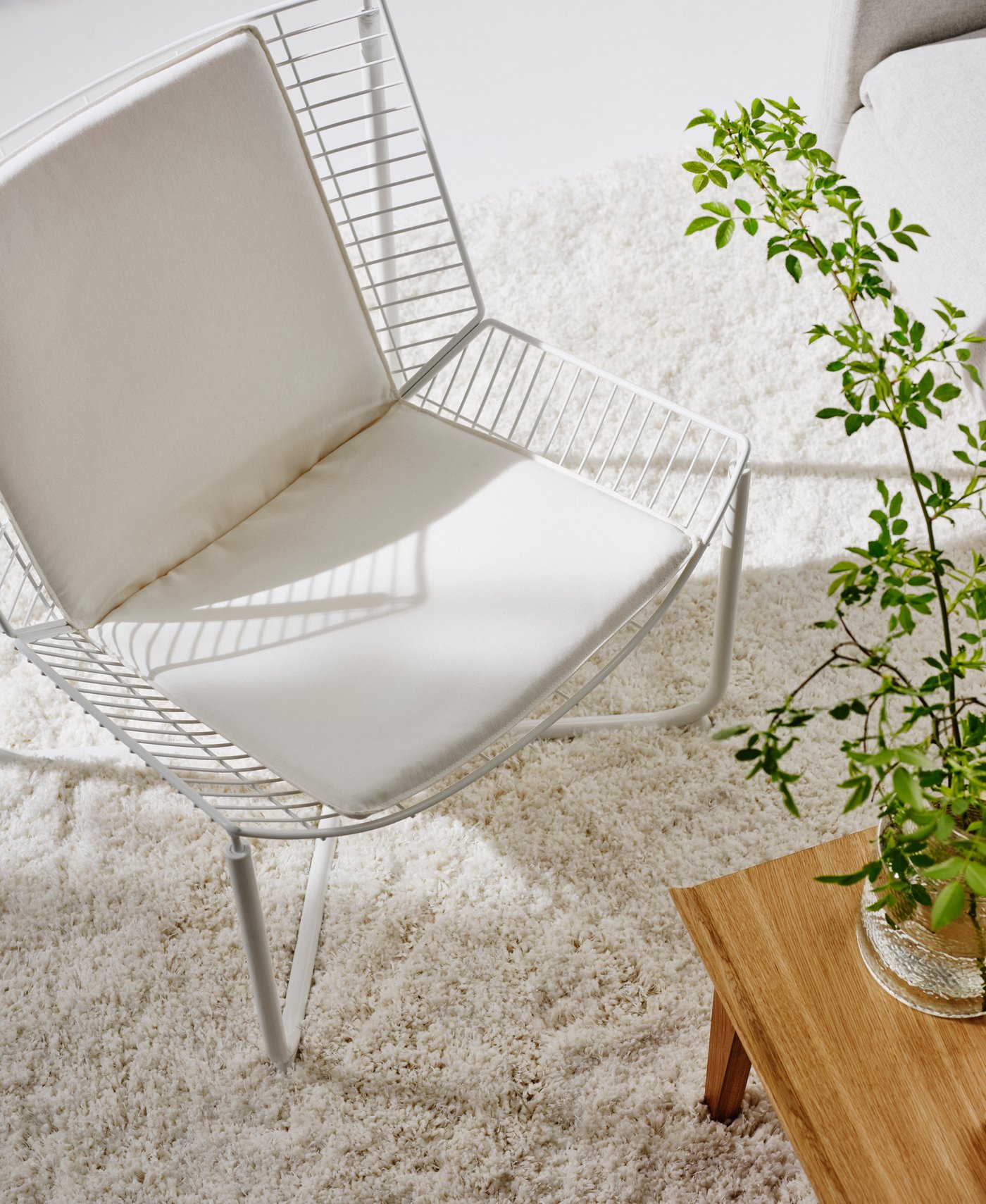 En hvid SKÅLBODA lænestol i stuen