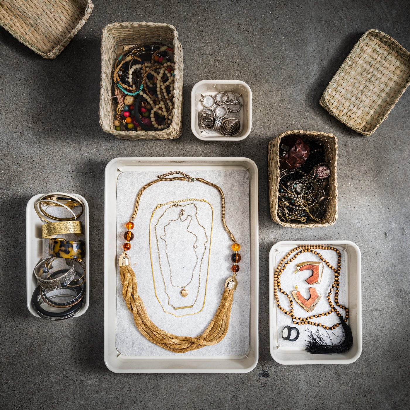 En grupp NOJIG och LURPASSA i olika storlekar innehållandes smycken.