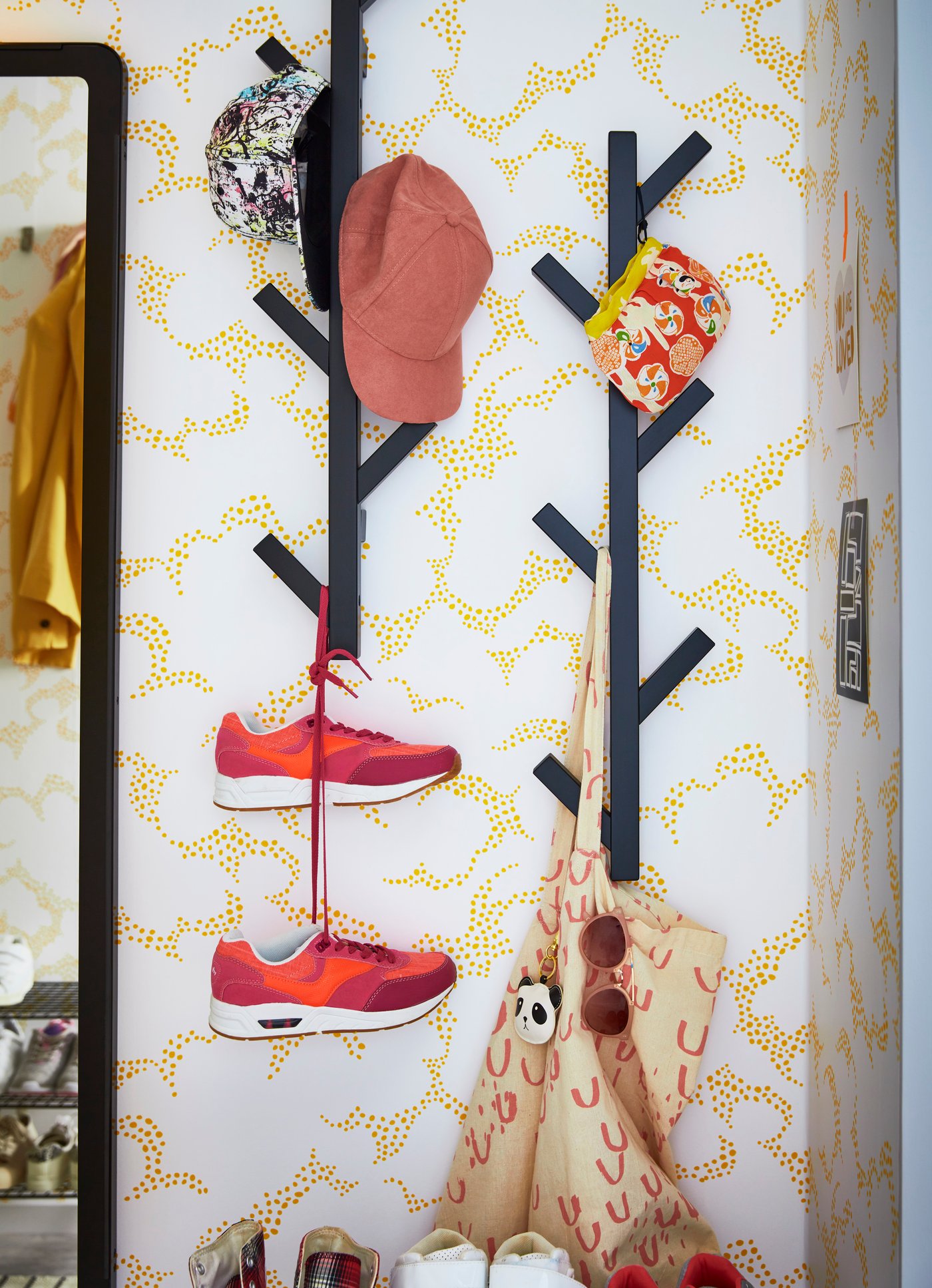 A black TJUSIG hanger