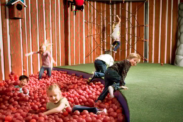 Barn leker i ballbingen på Småland. 
