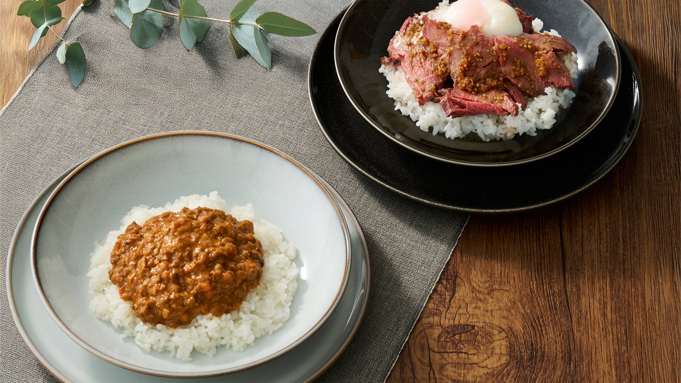 キーマカレー丼とローストビーフ丼の写真