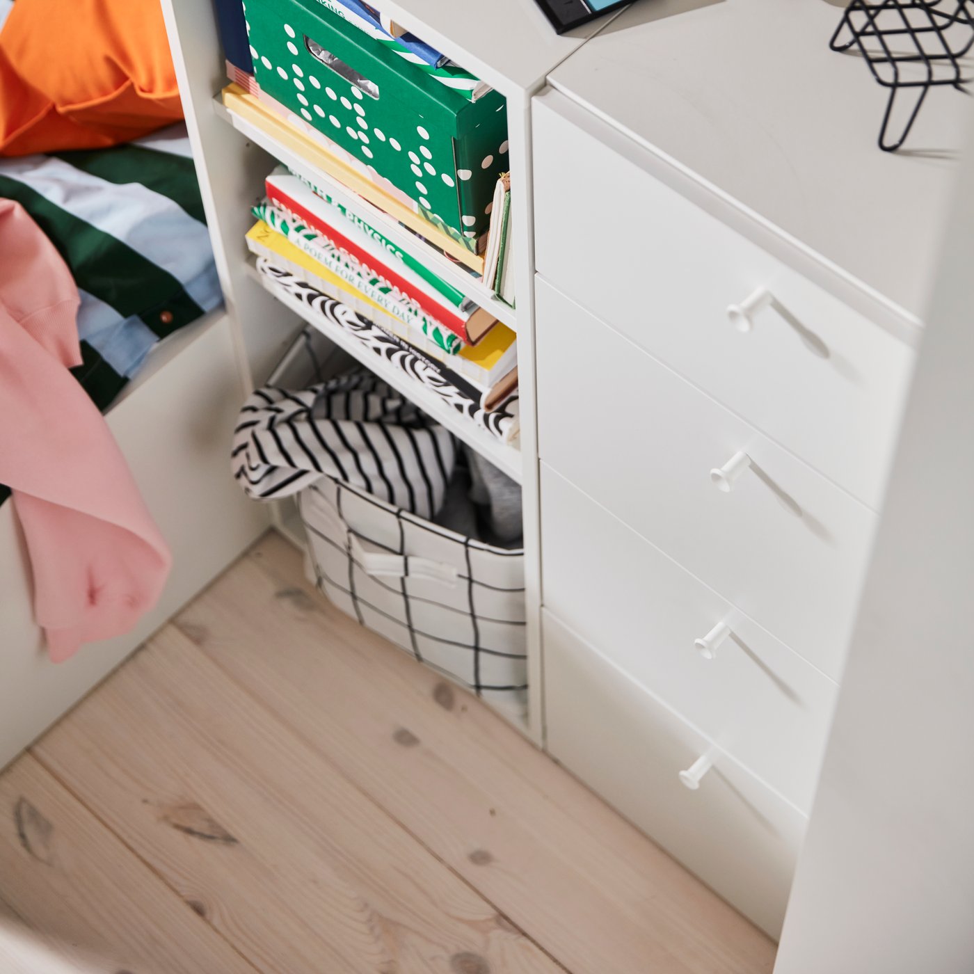 A bright orange GURLI cushion cover in the bedroom