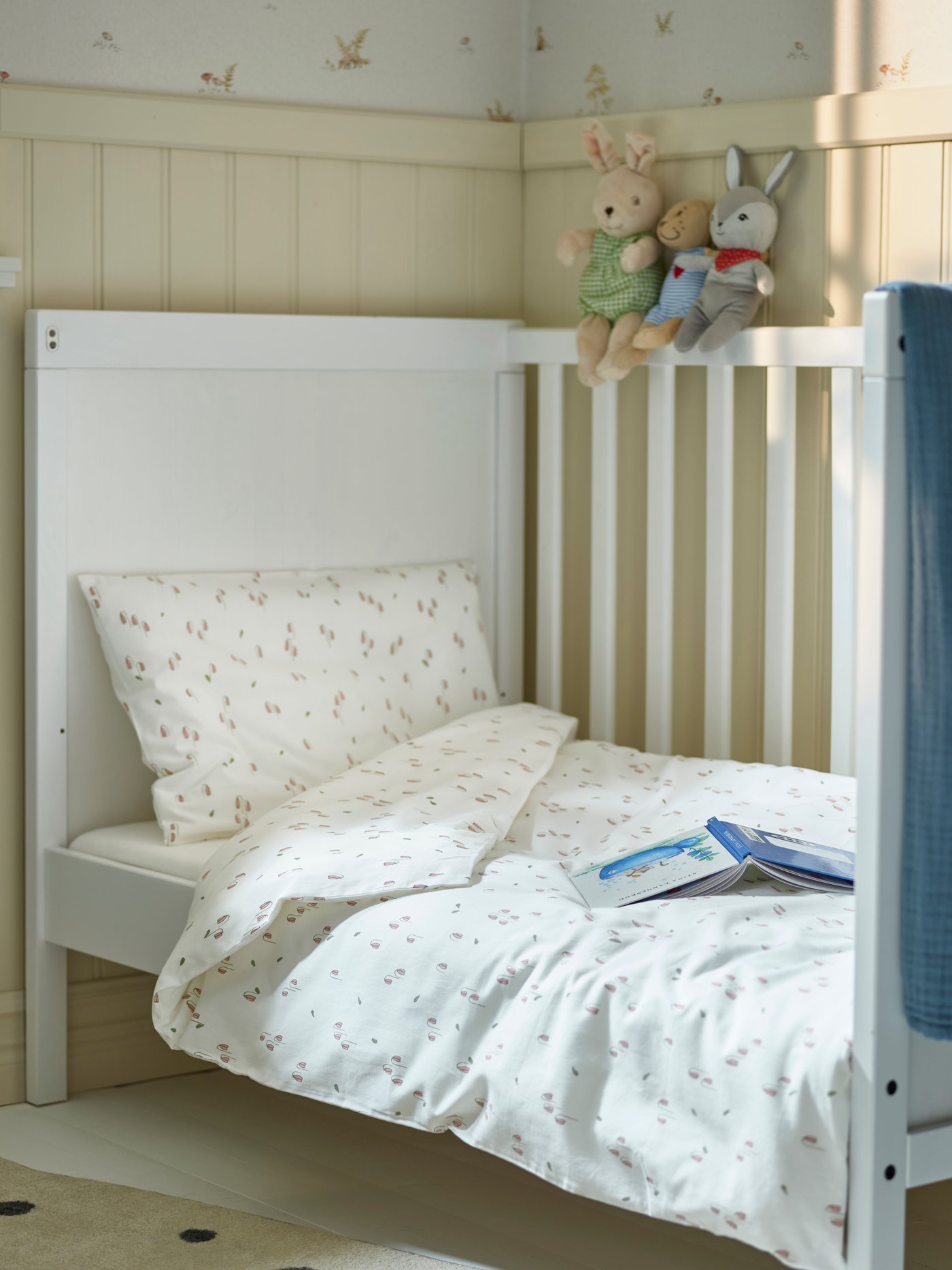 A white/floral pattern GULDVÄVARE duvet cover 1 pillowcase for cot