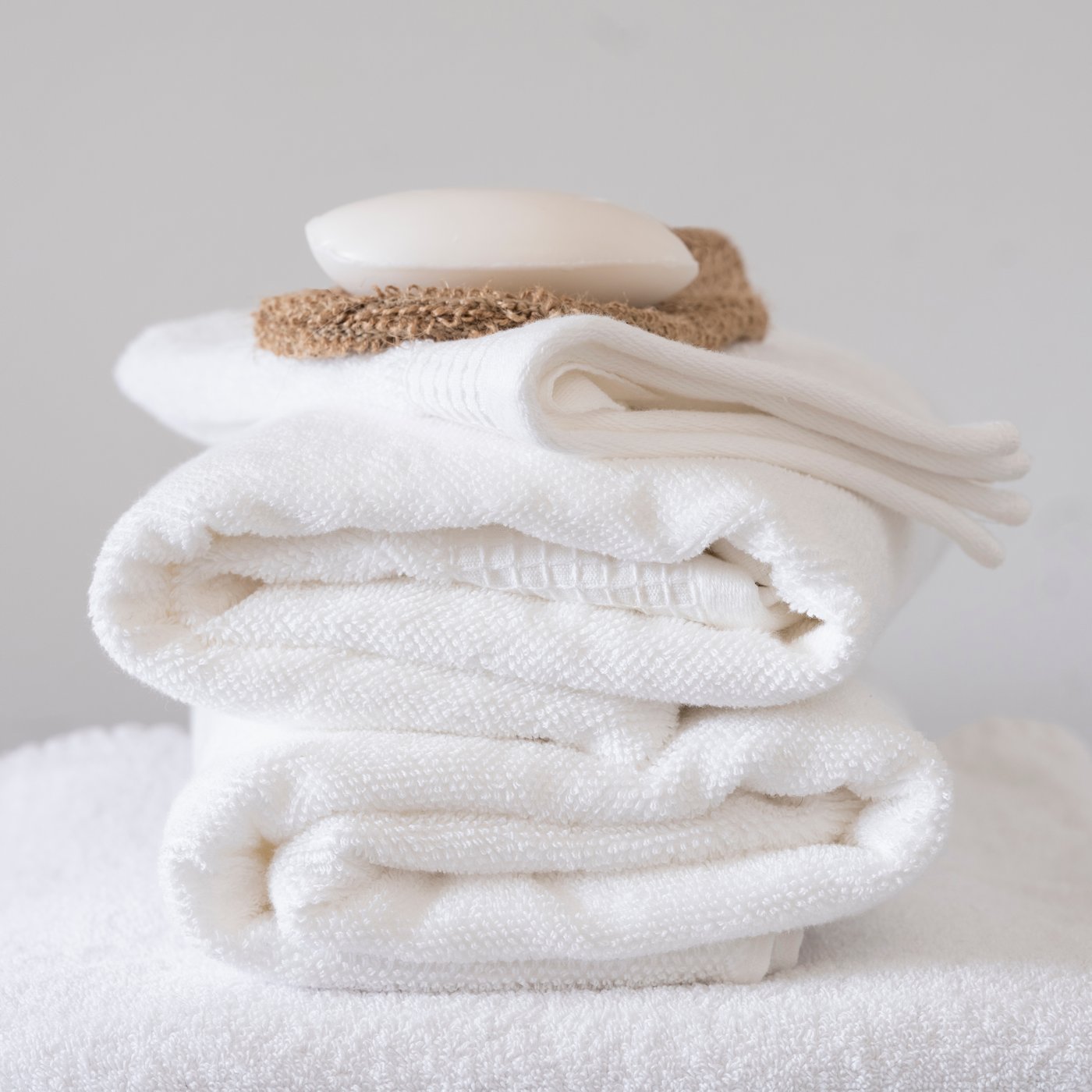 A Fresh linen/white TRÅDCYPRESS scented candle in glass