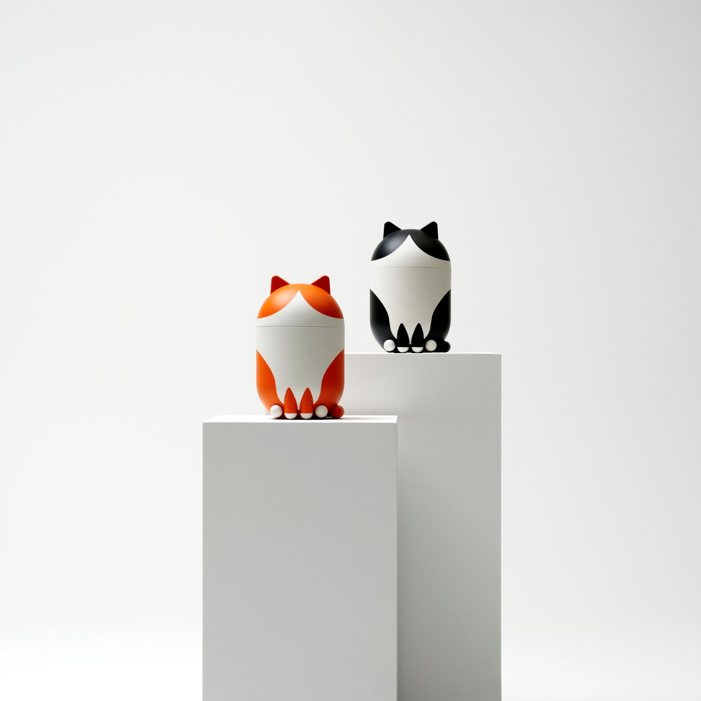 Eine katzenförmige orange‑weiße GREJSIMOJS Aufbewahrung mit Deckel