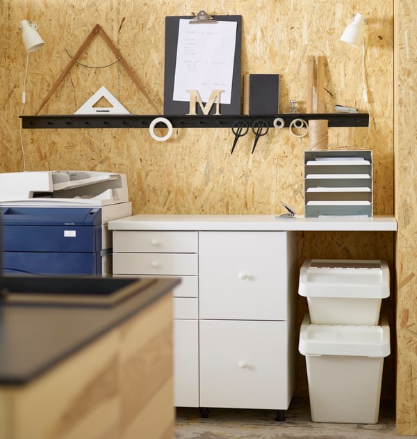 Ściana z płyt mdf. Na pierwszym planie seria Sortera