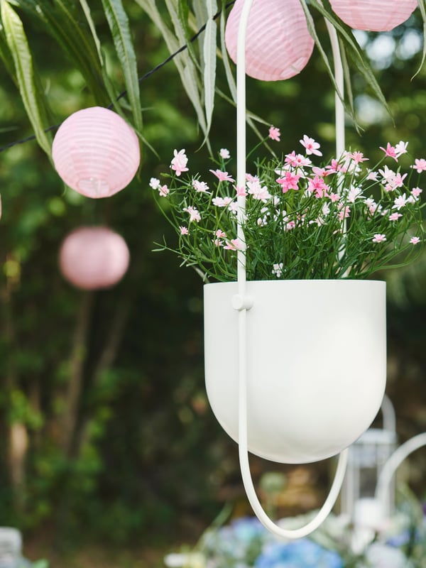 An in/outdoor white CHILISTRÅN hanging planter