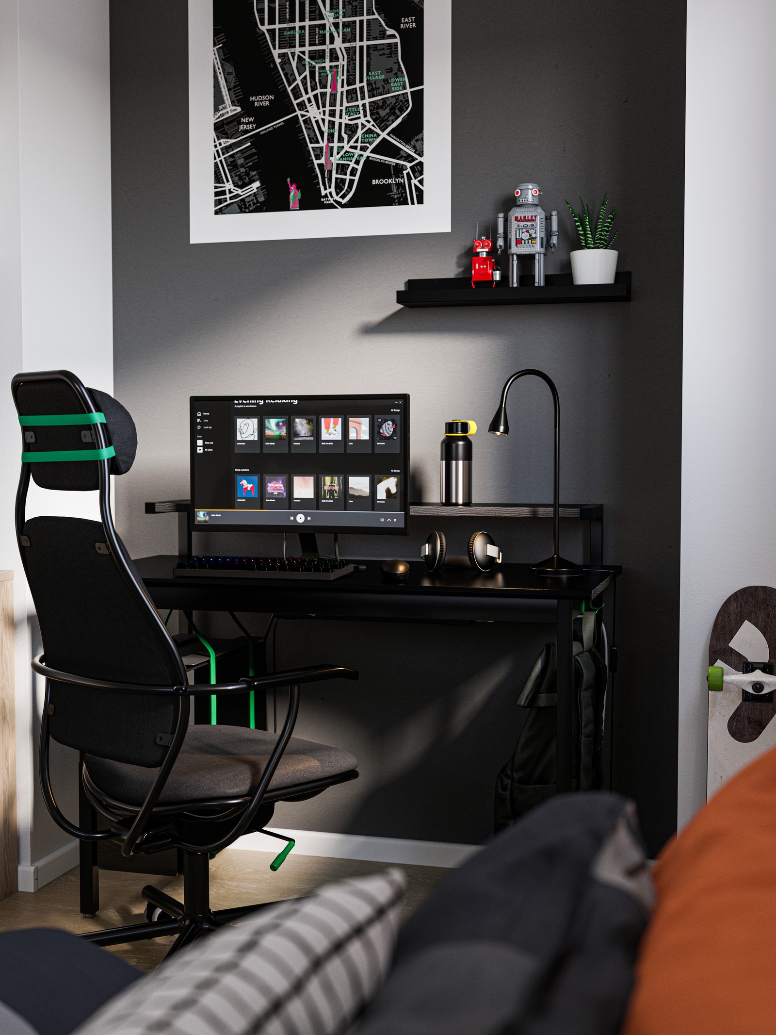 Ugao sobe s tamnosivim zidom, crnim UTVISNING radnim stolom na kom je računar i crnom LÖPARBANA gejmerskom stolicom.