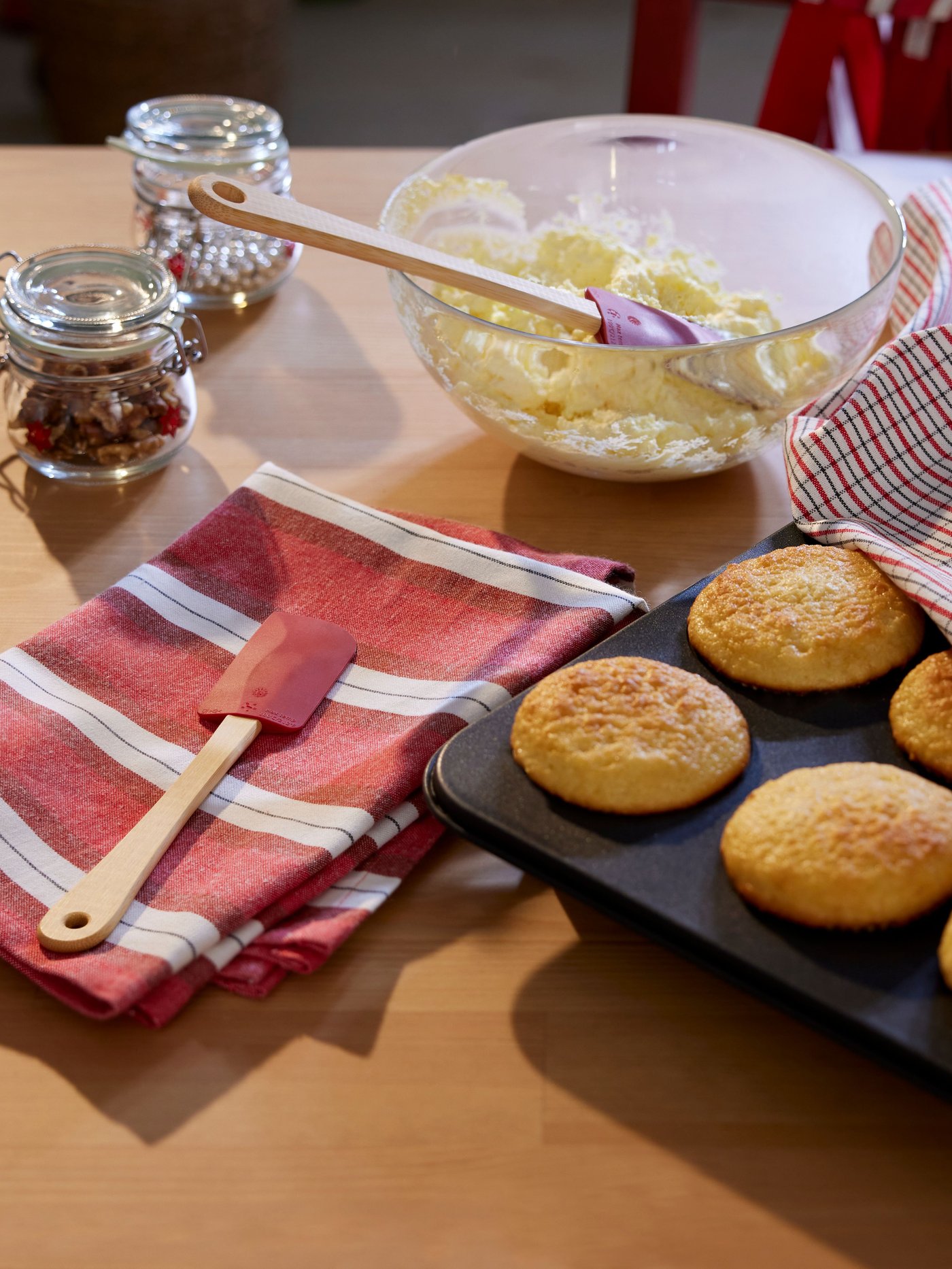 A clear glass BLANDA serving bowl