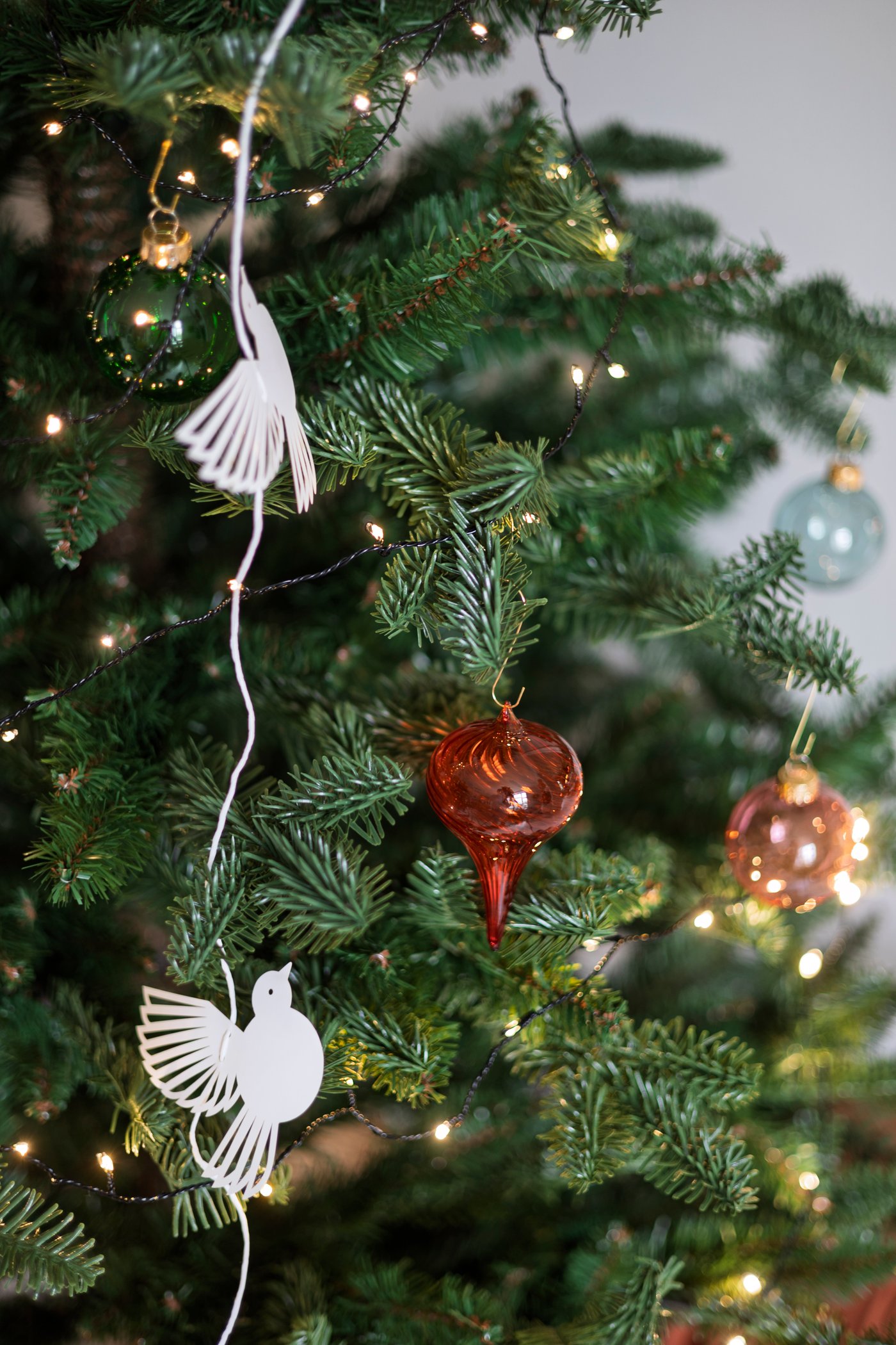 VINTERFINT kunstig juletre dekorert med VINTERFINT juletrepynt.