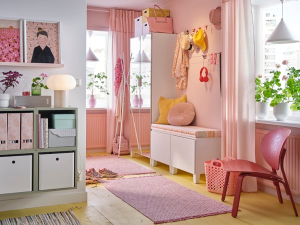 Decoració d'una habitació Montessori amb tons roses