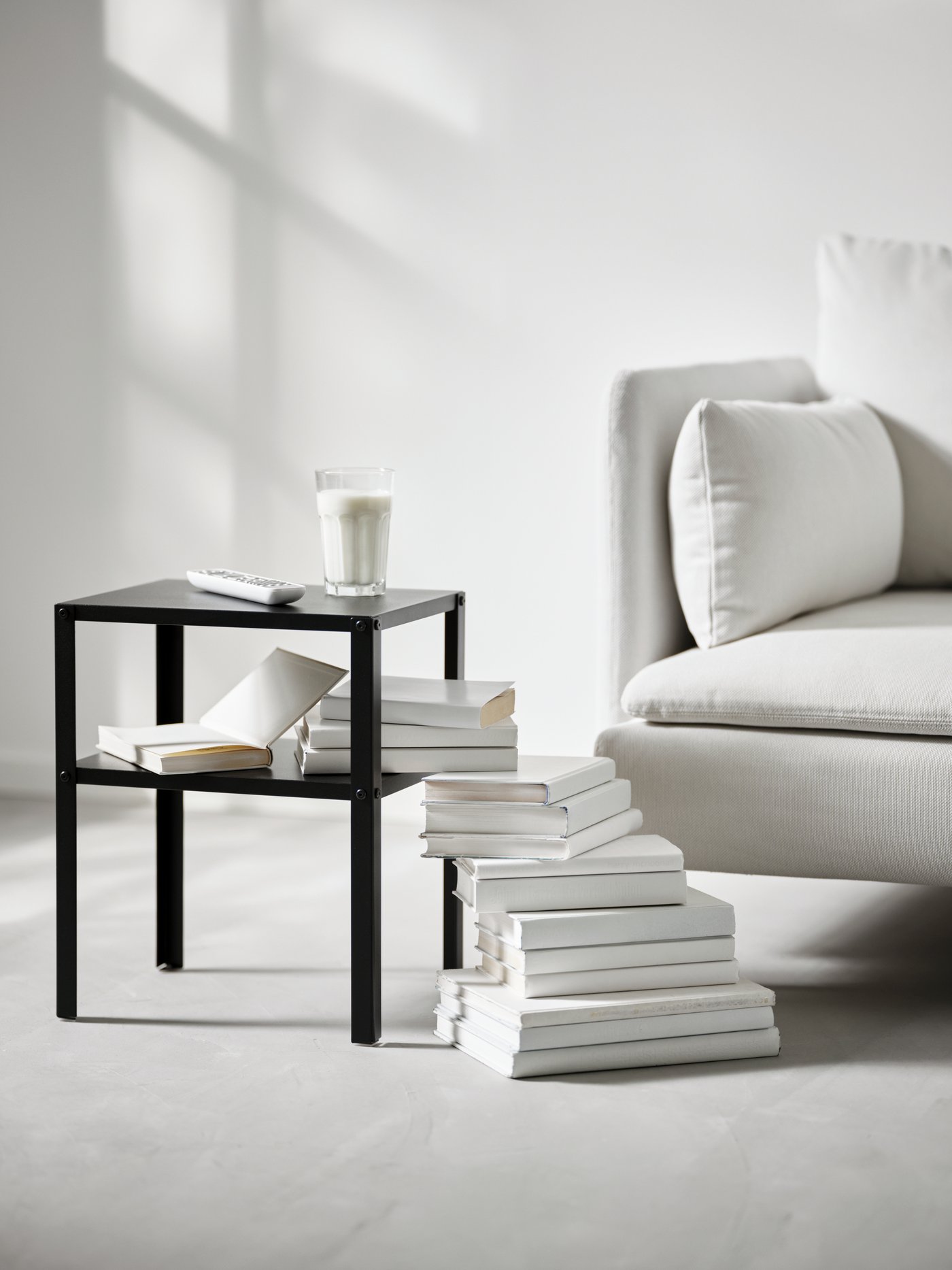 Une KNARREVIK table de chevet noire