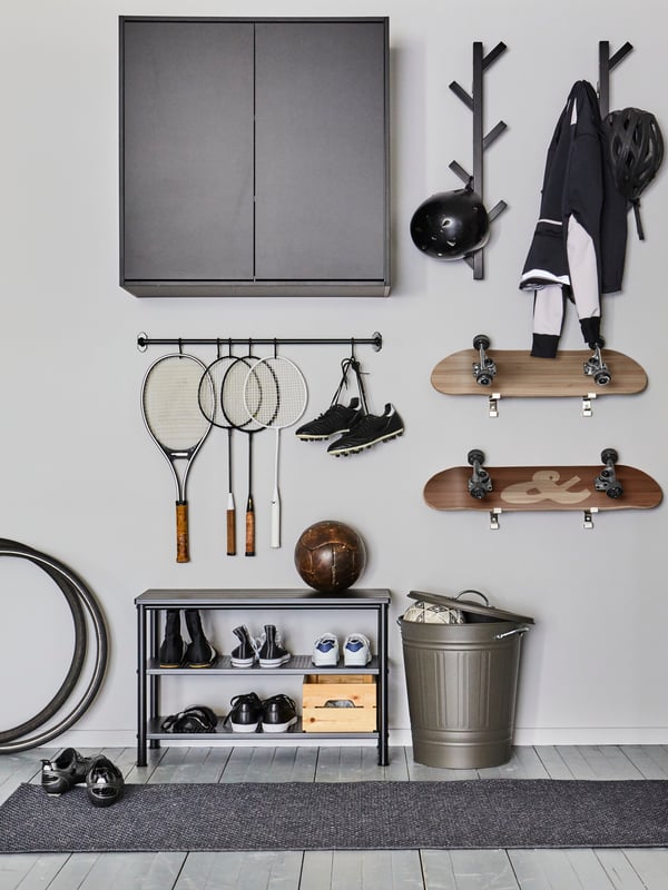 Des rangements muraux pour les accessoires de sport et une étagère pour ranger les chaussures.