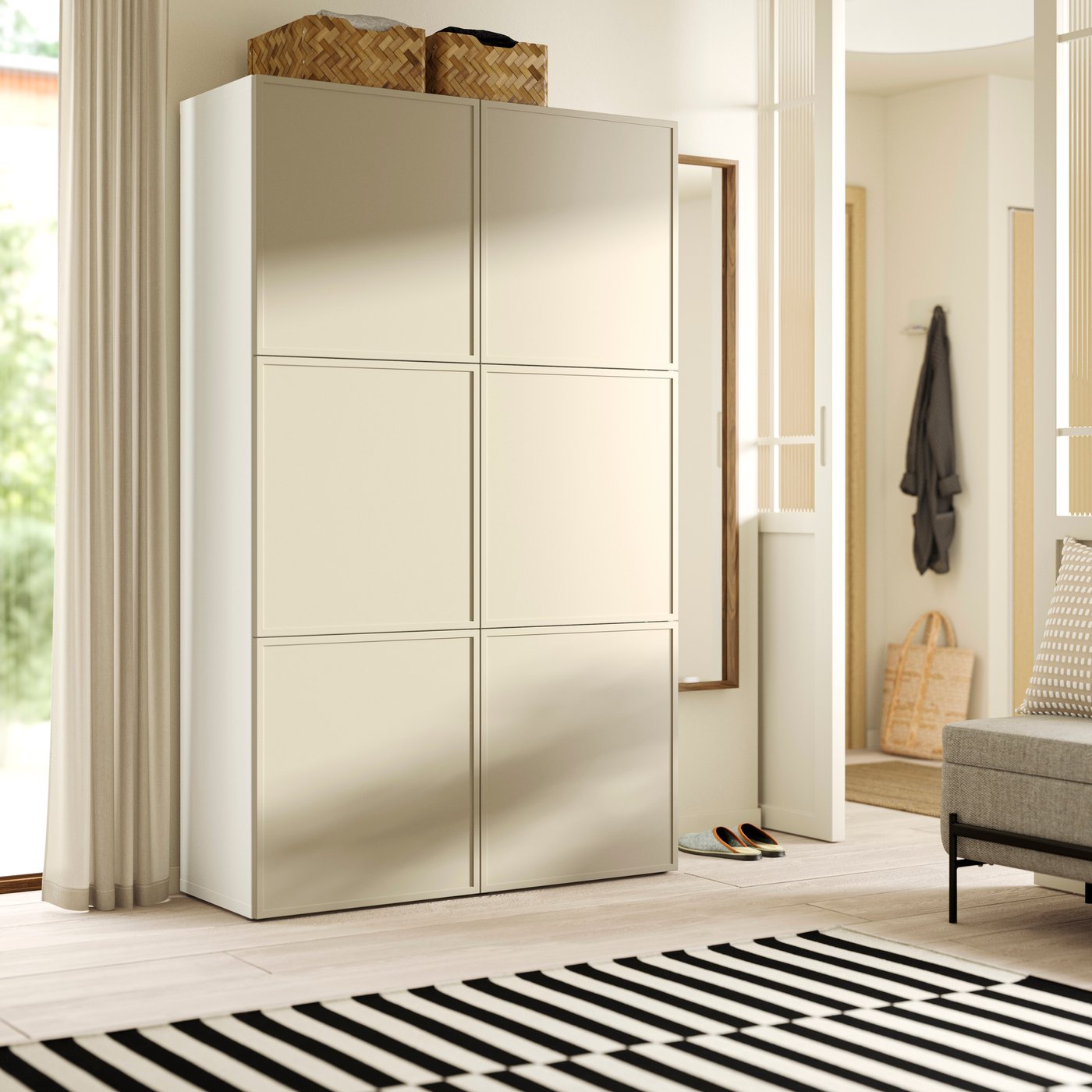 Ein BESTÅ Schrank mit 6 Krukmakare Türen in beige, 120x42x193 cm, in einem Flur.