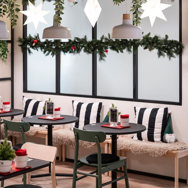 A black STRÅLA LED lighting chain with 100 lights