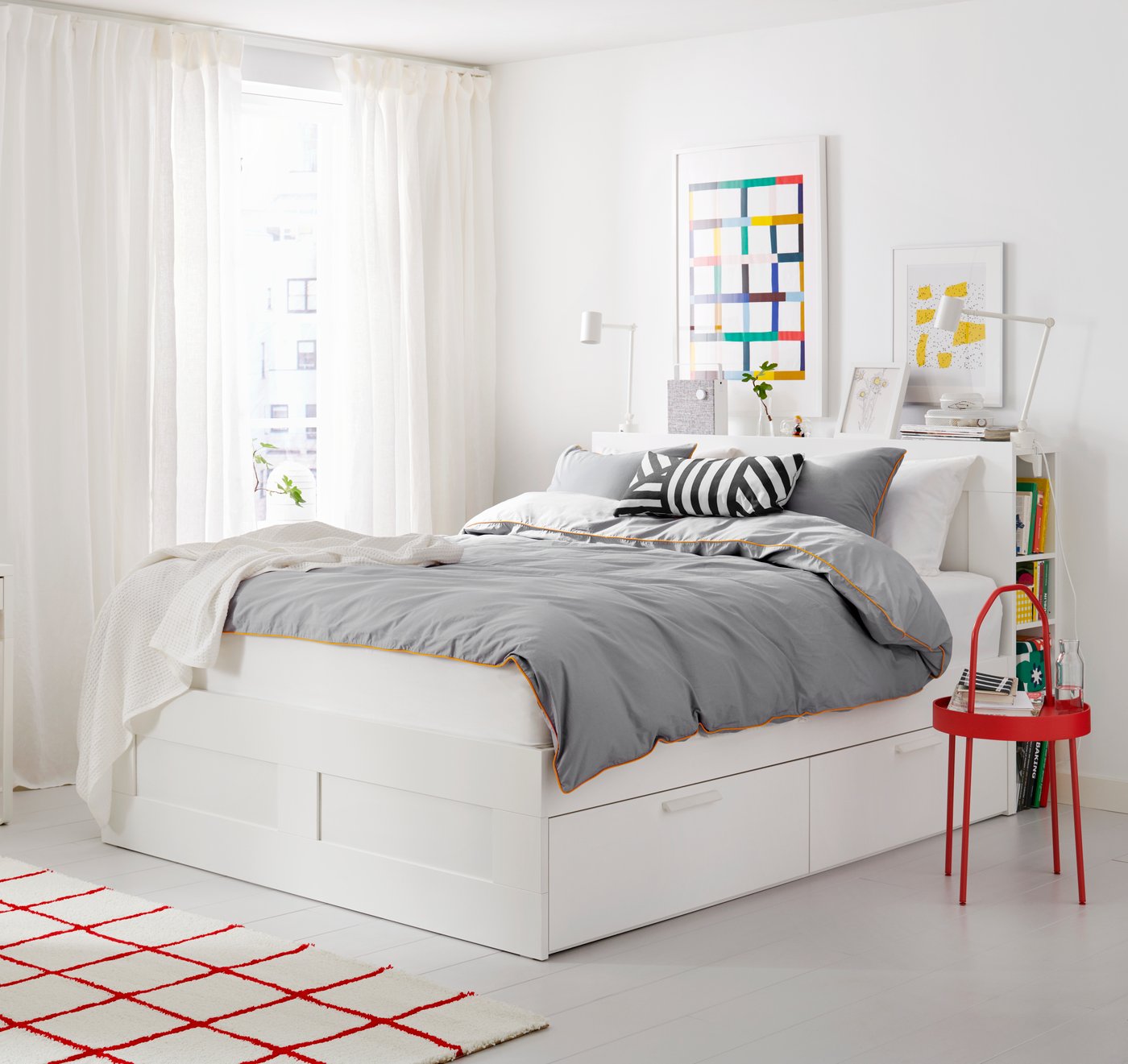 Ein weißer ENEBY-Bluetooth-Lautsprecher im Schlafzimmer