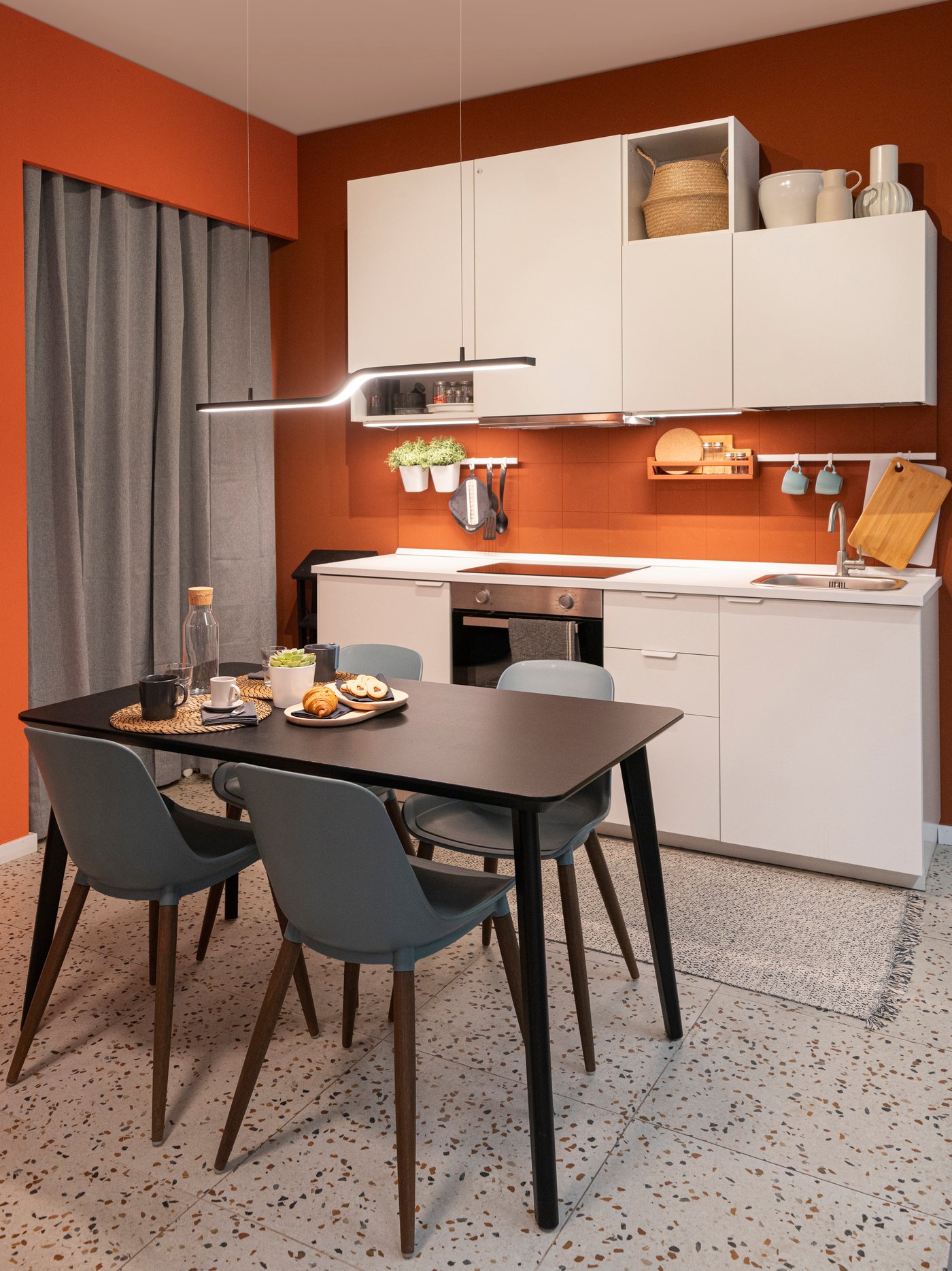 Kleine weiße Küchenzeile von IKEA mit METOD Fronten.