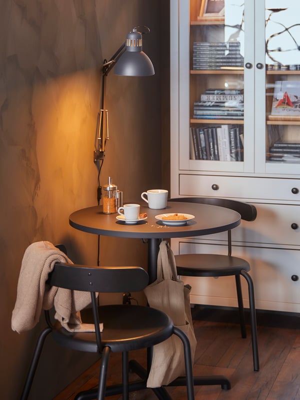 A dark grey TERTIAL work lamp in the dining room
