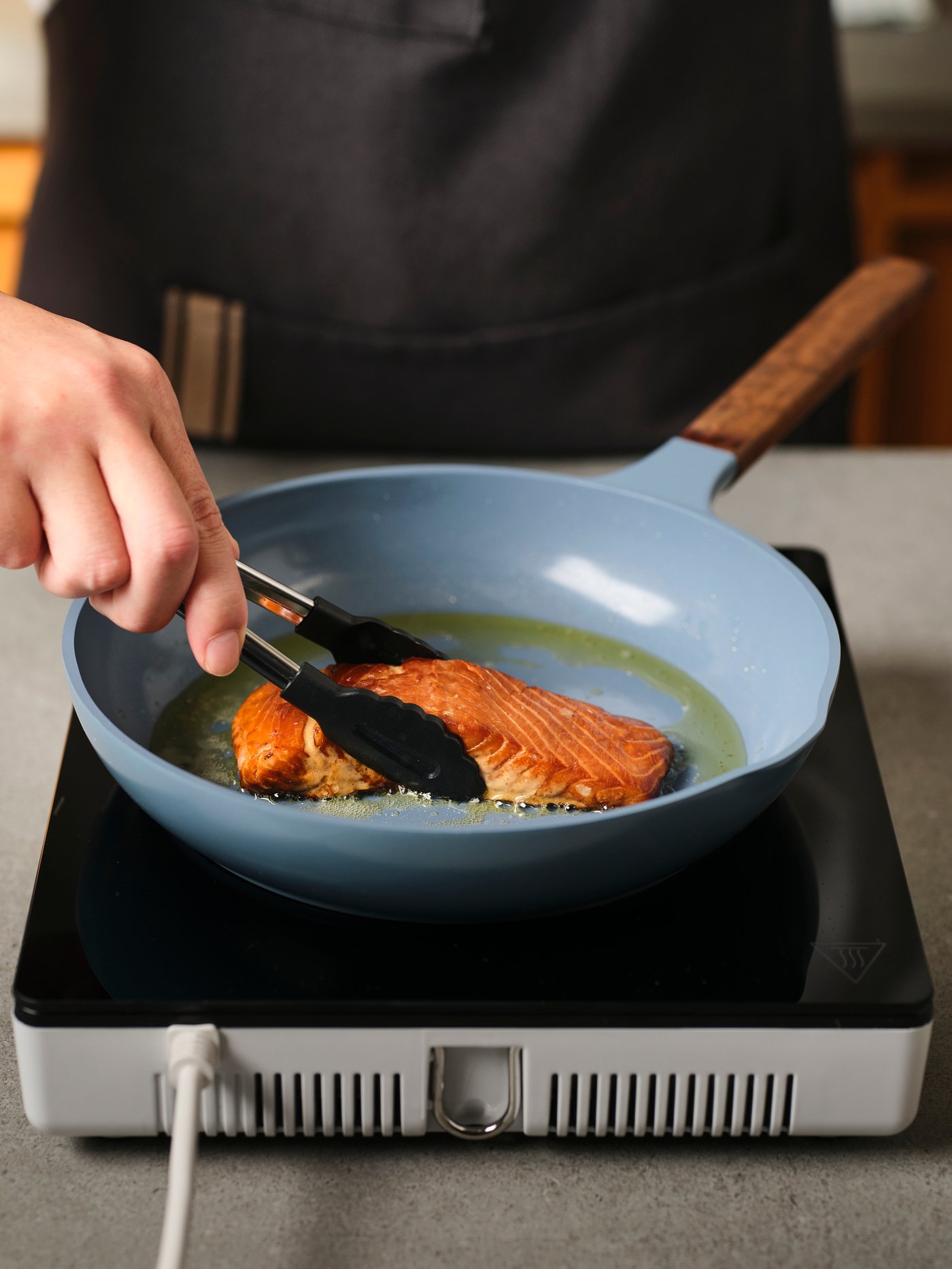 팬에 연어를 노릇하게 굽는 컷