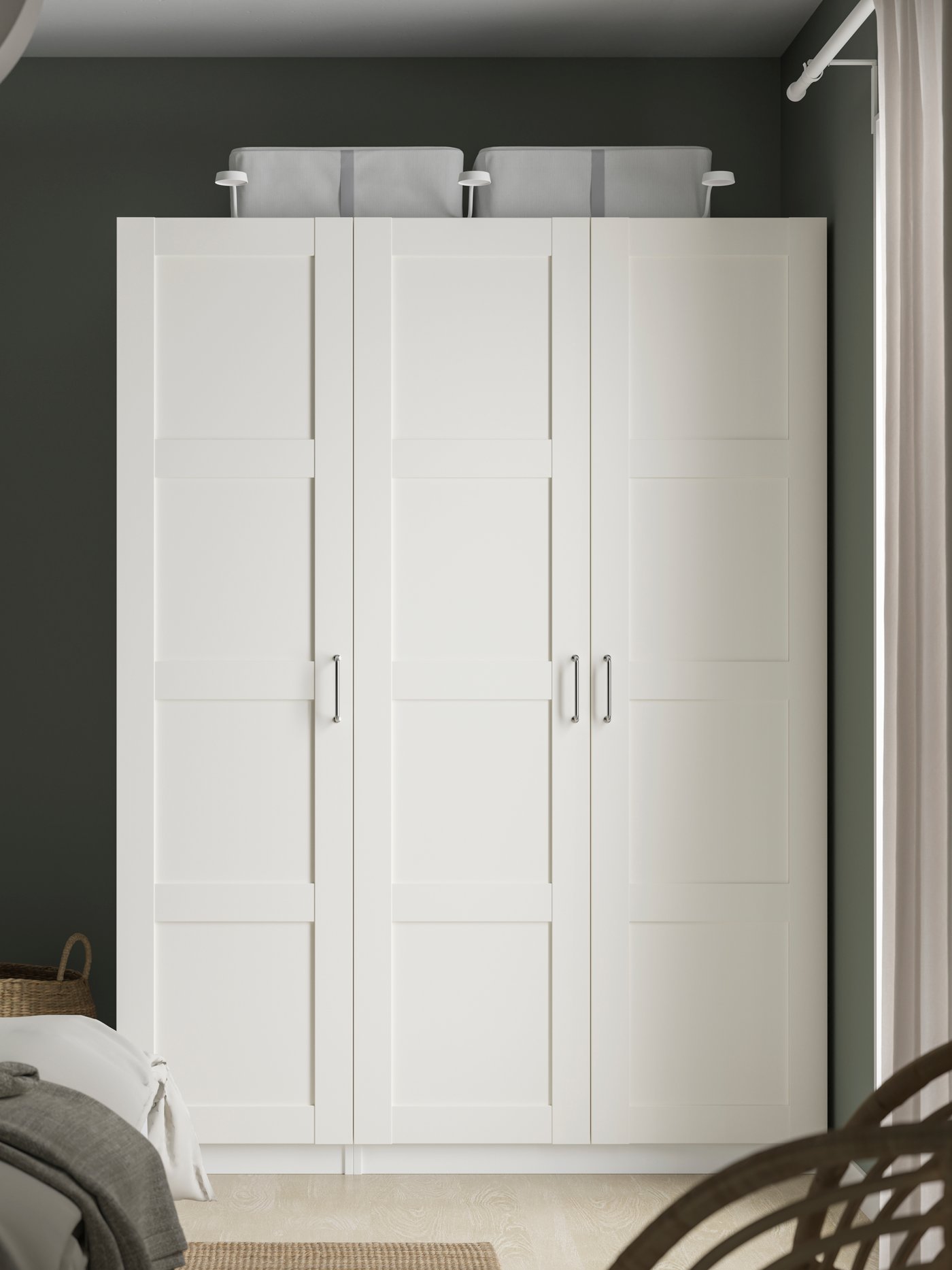 Une armoire-penderie PAX blanc/blanc dans une chambre