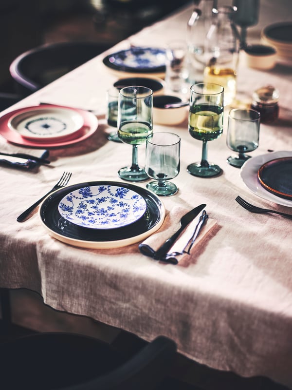 OMBONAD goblets and wine glasses, OMBONAD plates, ENTUSIASM side plates, and cutlery, all set on an OMBONAD tablecloth.