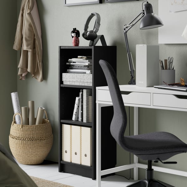 Una librería efecto roble negro BILLY