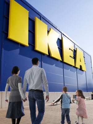 이케아 매장으로 들어가는 사람들