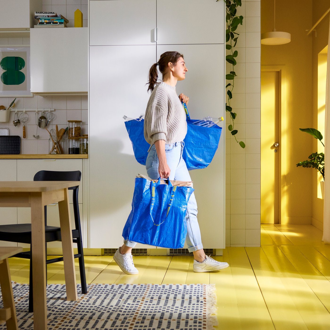 Um saco de transporte FRAKTA azul, grande.