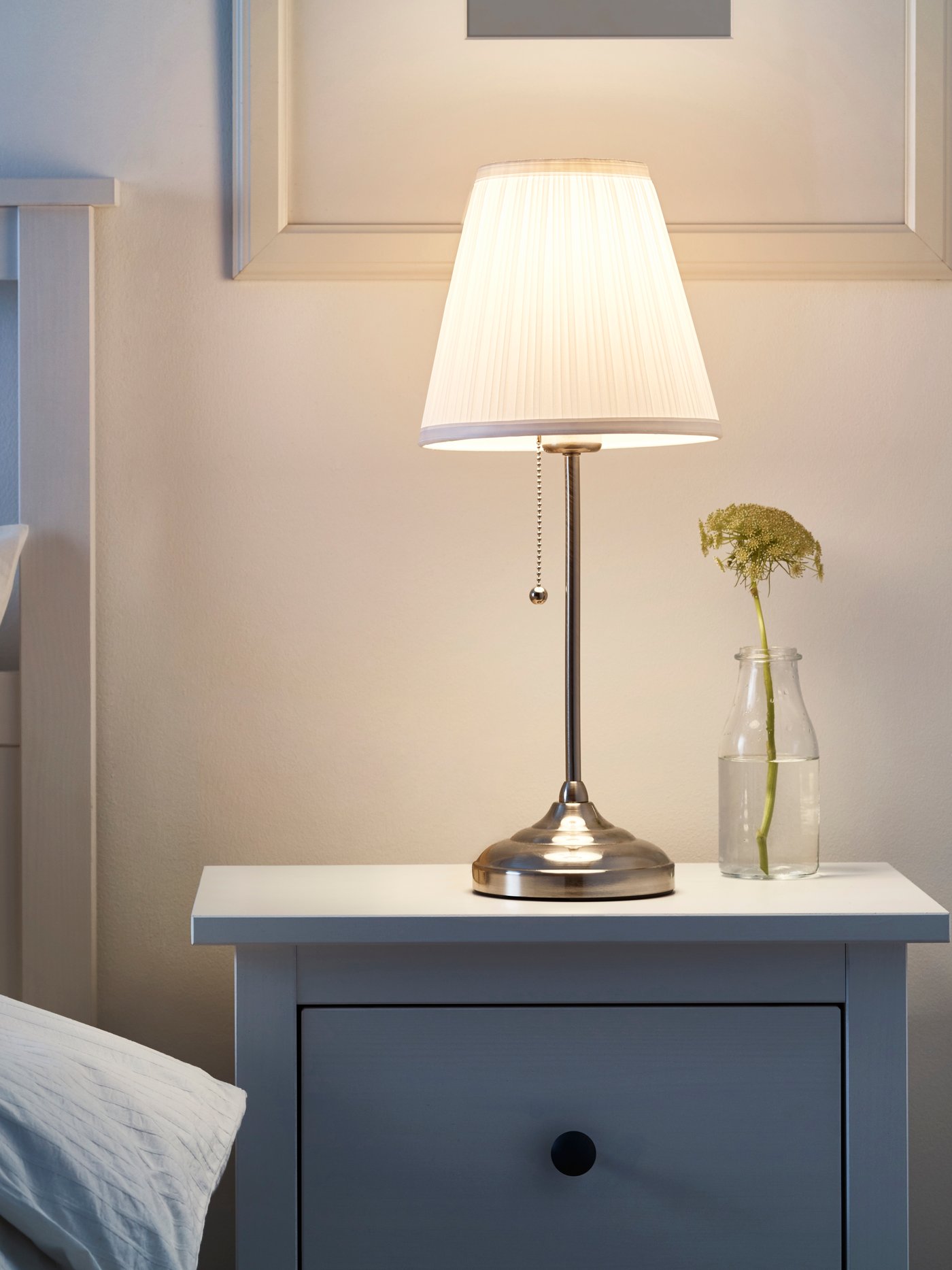 Poniklovaná/bílá stolní lampa ÅRSTID v ložnici