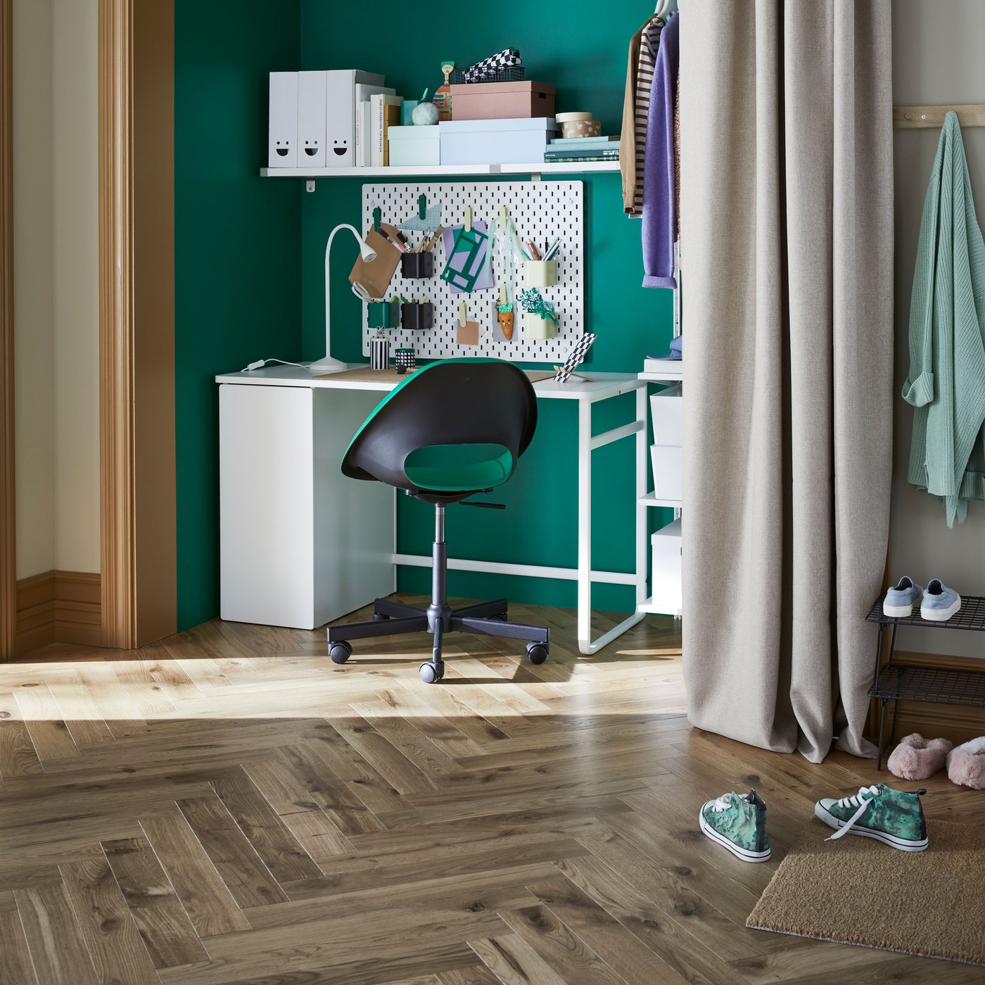 Scrivania LÄRANDE e sedia girevole ELDBERGET/MALSKÄR all'interno di un guardaroba. Sulla parete c'è un pannello portaoggetti SKÅDIS con articoli per lo studio.