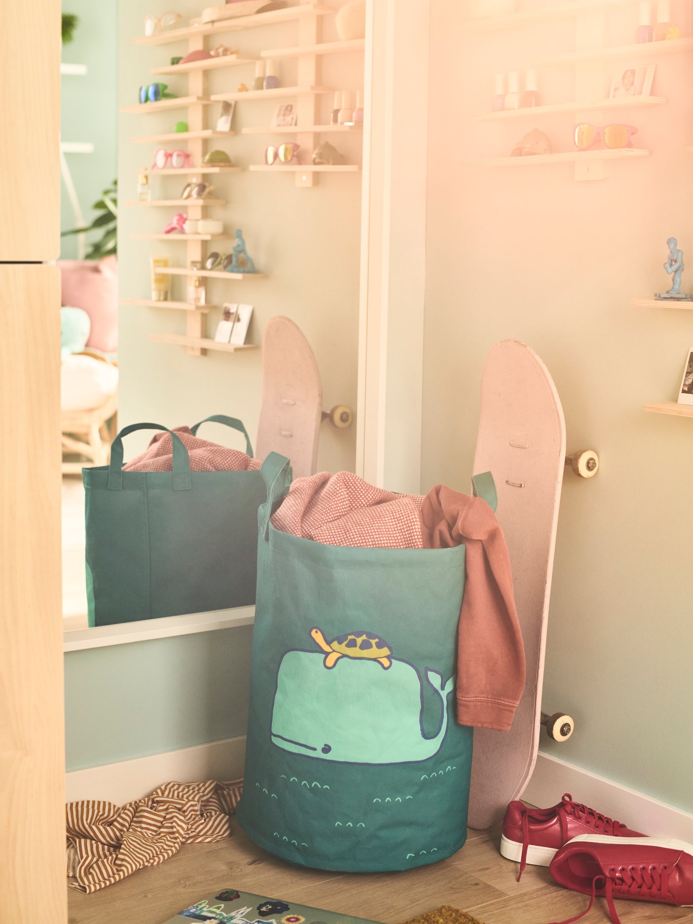 Pieza infantil moderna con una bolsa azul de poliéster colocada frente a un espejo rectangular.