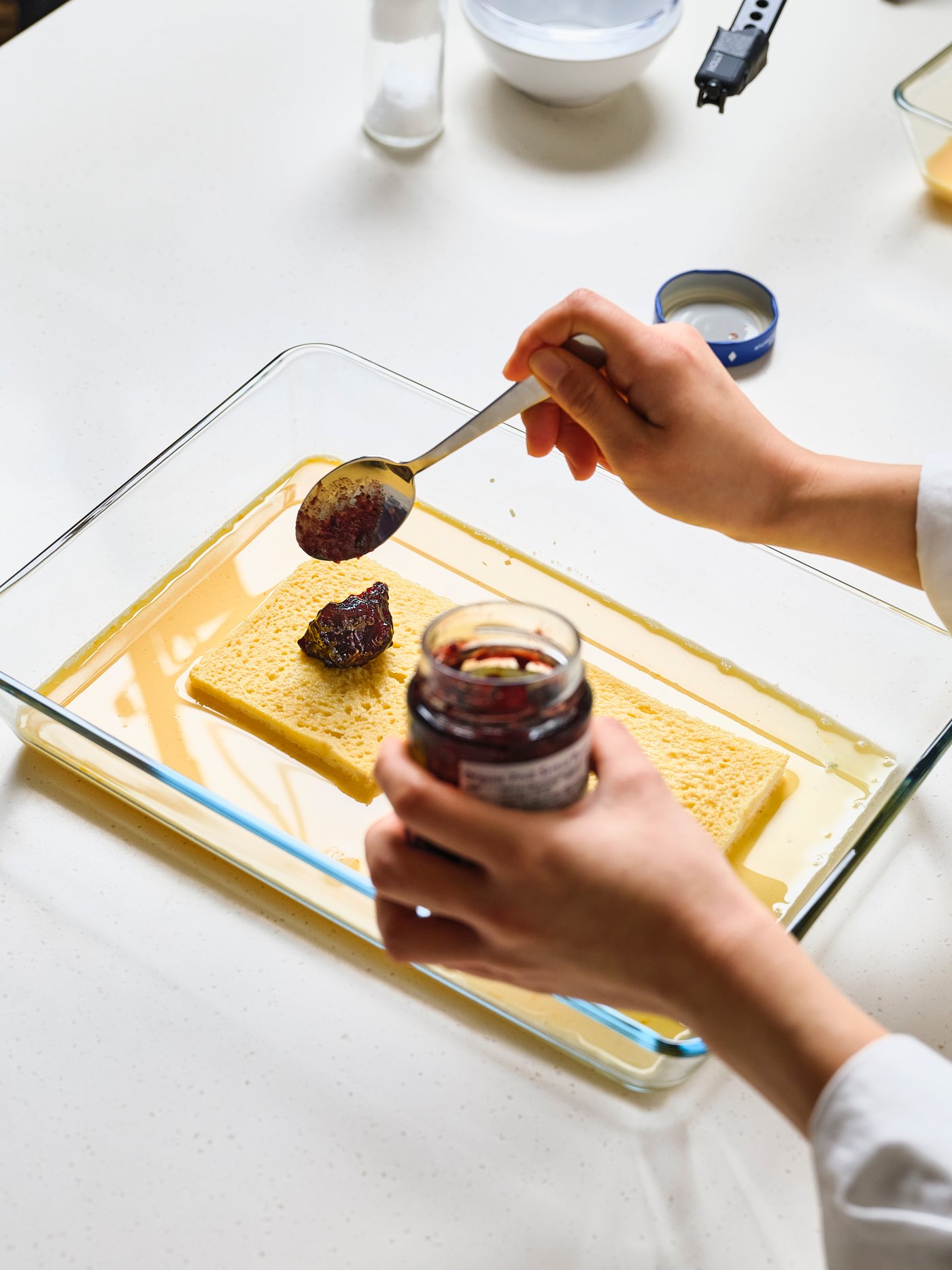 블루베리 잼 1큰술 올리는 컷