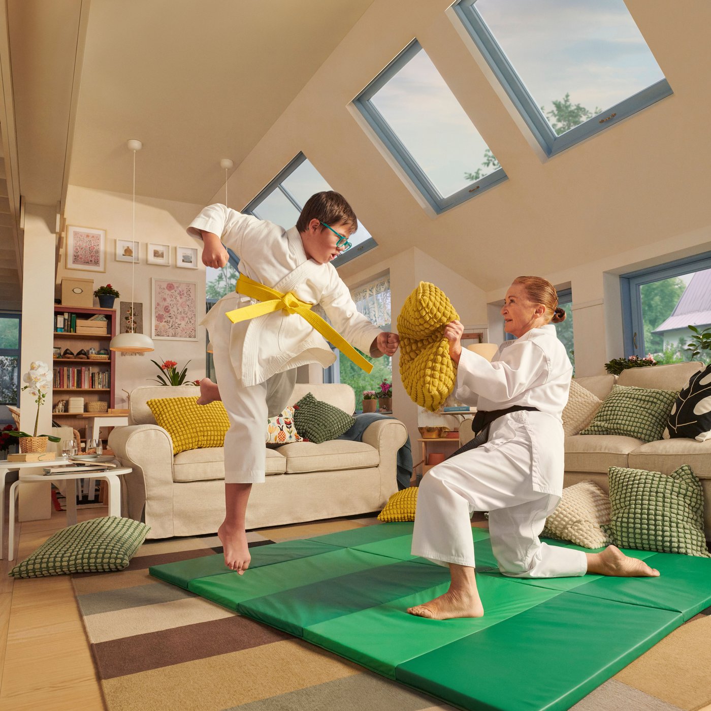 블루와 레드 톤으로 꾸민 키즈룸을 다양한 가구로 채운 모습.