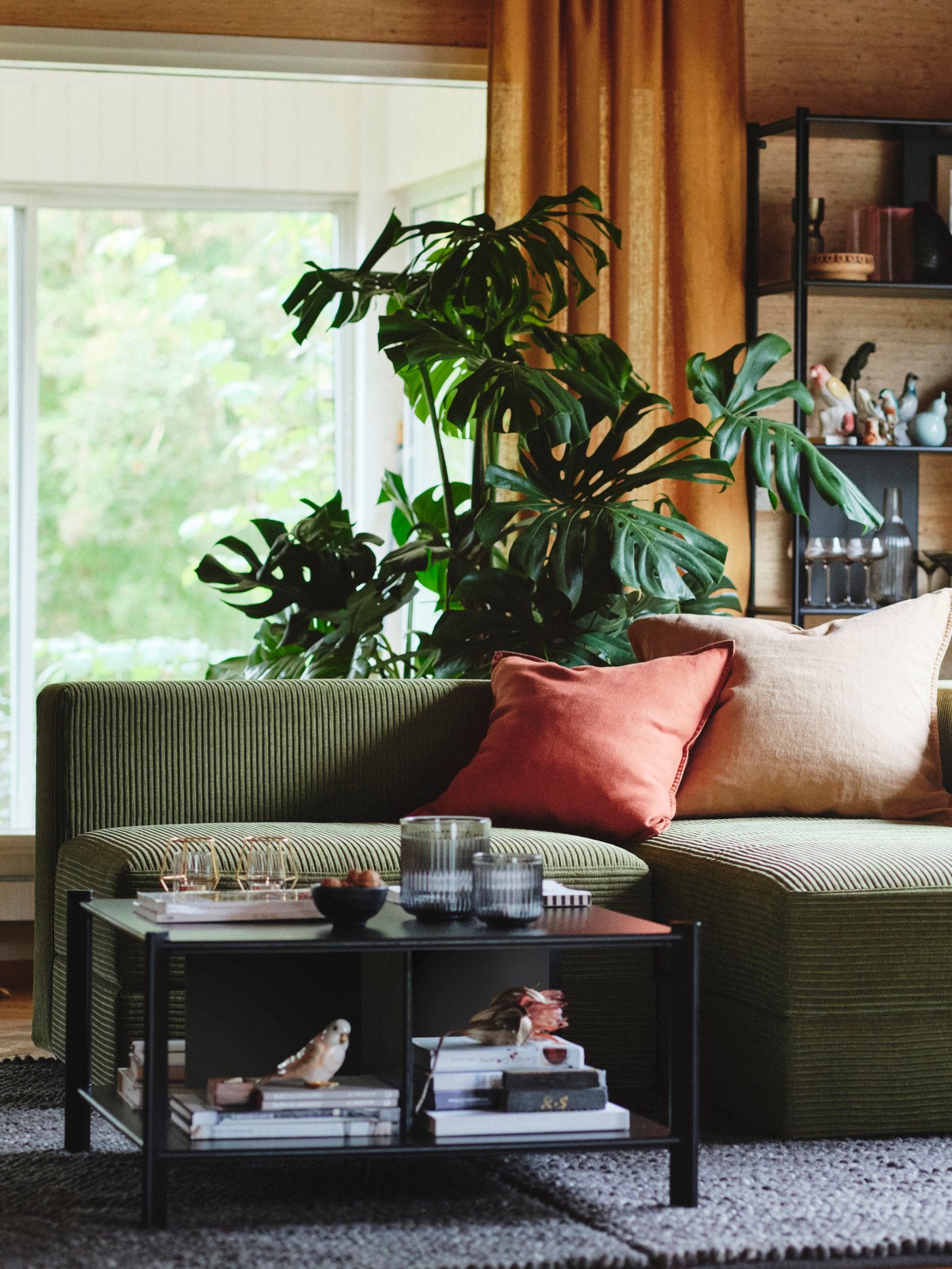 A Samsala dark yellow-green JÄTTEBO cover for armrest