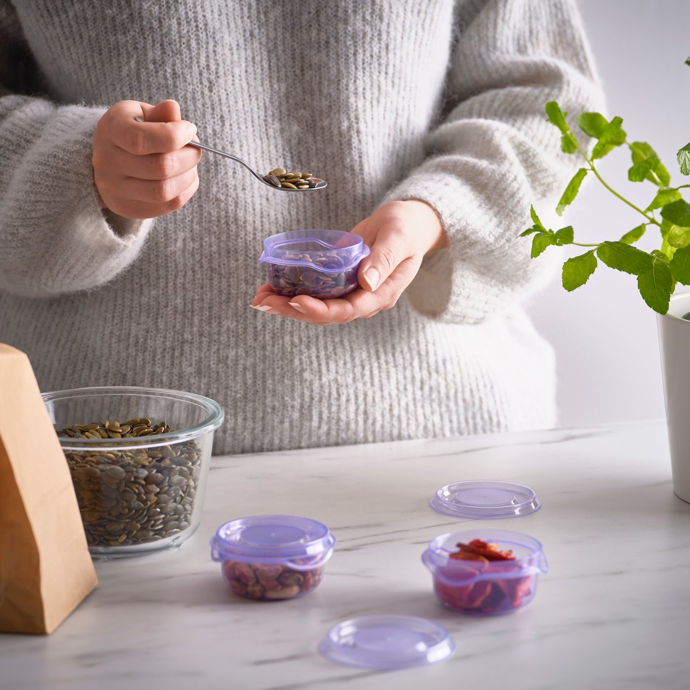 A lilac PRUTA food container with lid in the NA