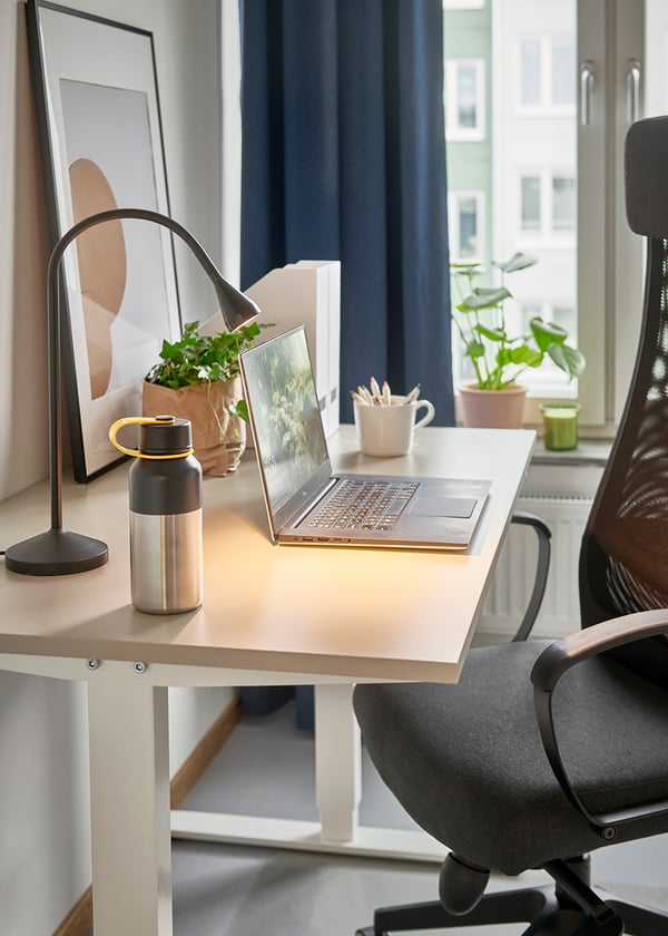 Arbetsplats med höj- och sänkbart skrivbord