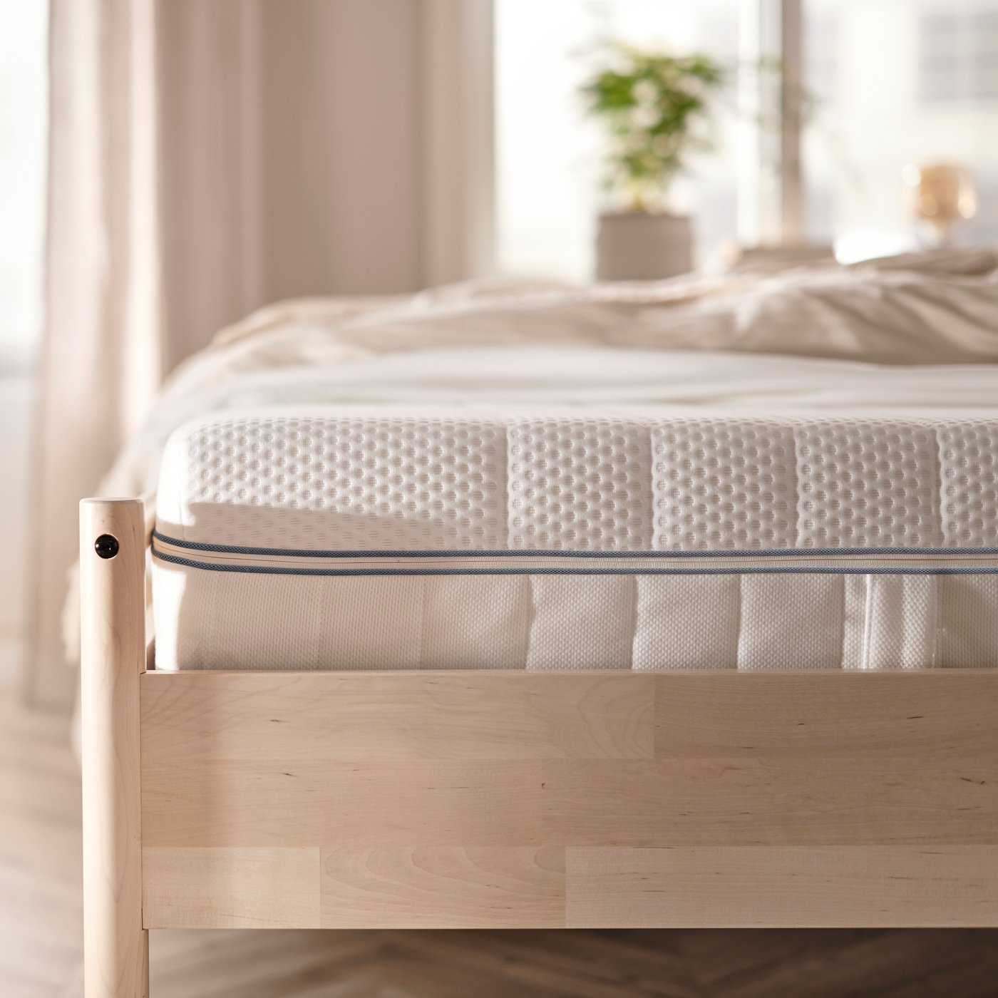 A firm/white ÅBROTTEN foam mattress