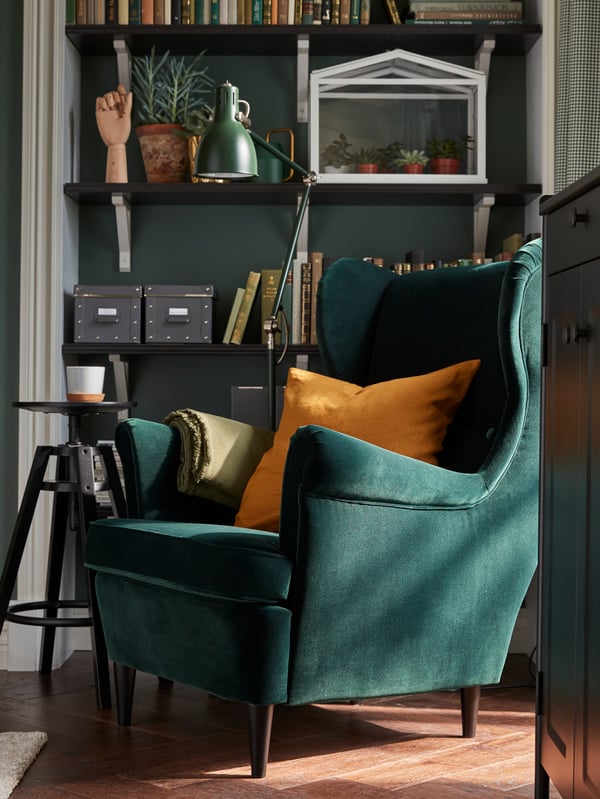 A black KORNSJÖ cabinet with mirror in the living room