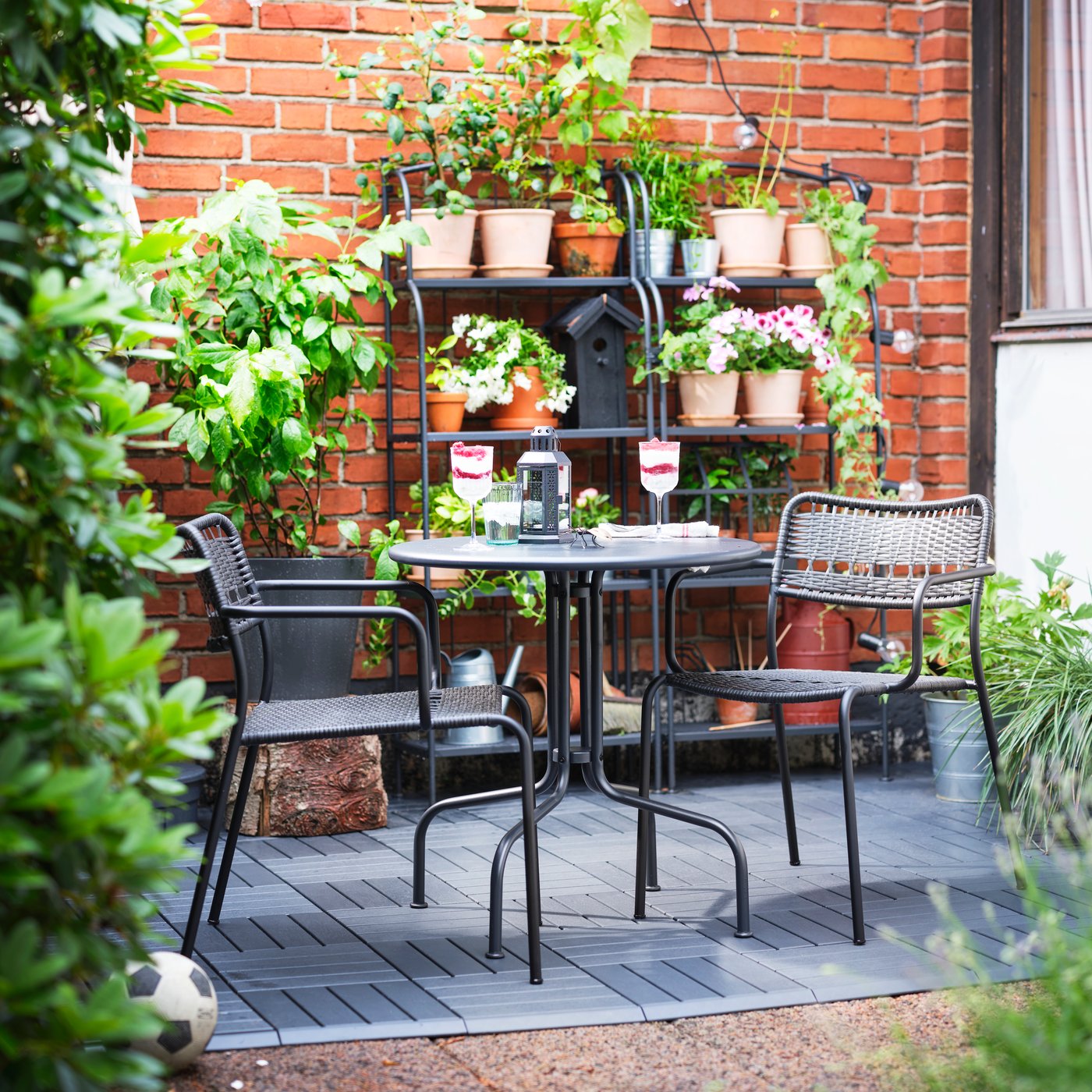 Patio z krzesłami, stołm i regałami LÄCKÖ.